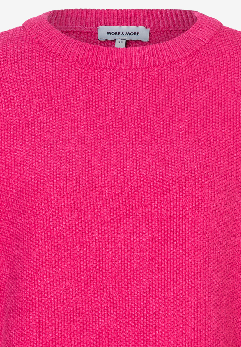 Detailaufnahme eines pinken Strukturstrick-Pullovers von MORE & MORE mit Rundhalsausschnitt. Detailaufnahme eines pinken Strukturstrick-Pullovers von MORE & MORE mit Rundhalsausschnitt.