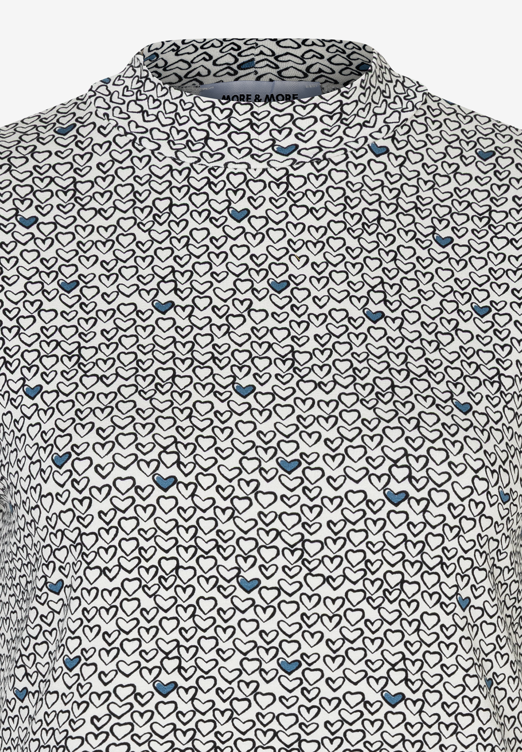 Ein MORE & MORE Oberteil mit Herzmuster in Schwarz und Akzenten in Blau. Ein MORE & MORE Oberteil mit Herzmuster in Schwarz und Akzenten in Blau.