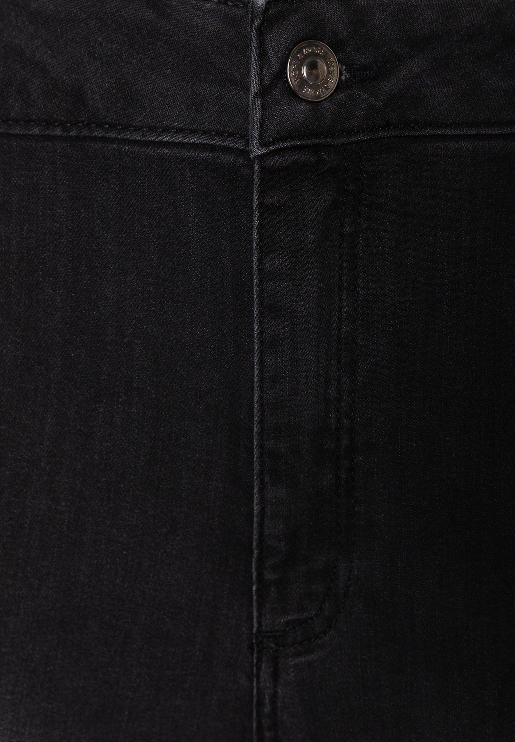 MORE & MORE schwarze Jeans mit silbernem Knopfverschluss. Das Bild zeigt eine Nahaufnahme des Knopfes und des Reißverschlusses der Hose.
