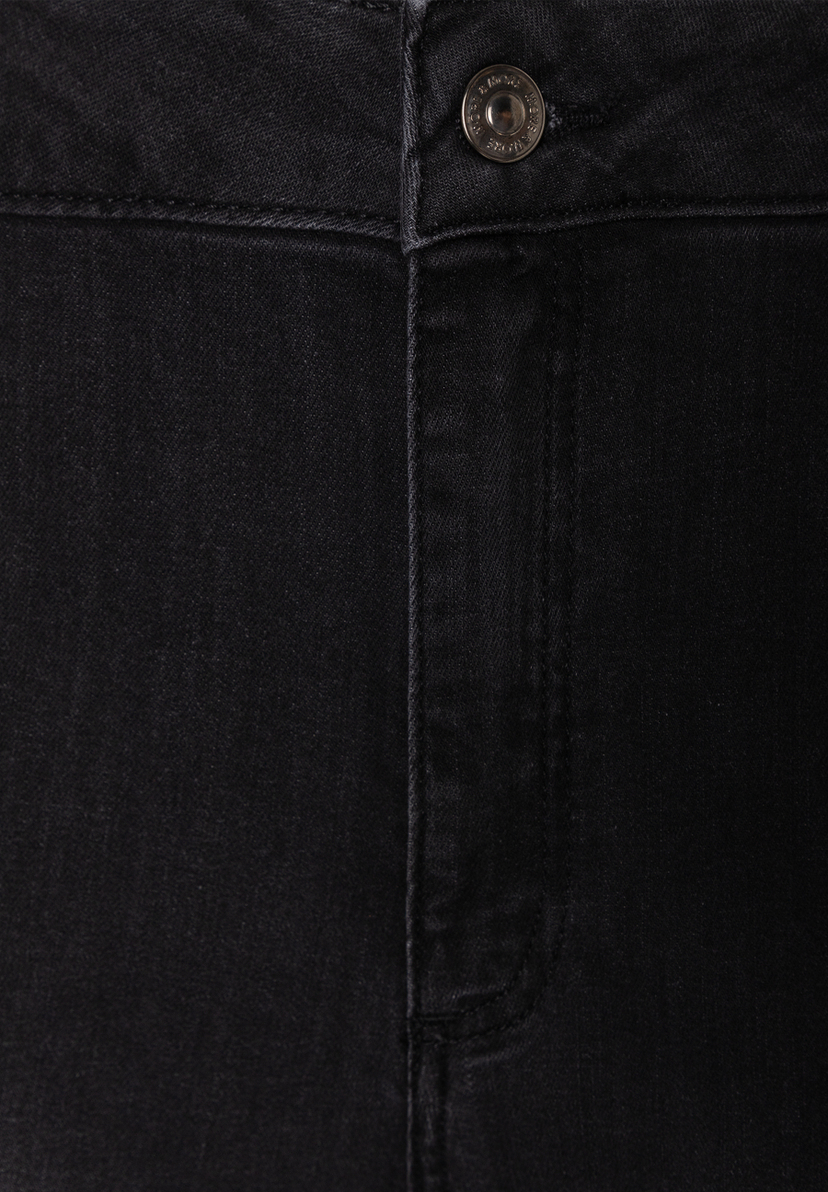 MORE & MORE schwarze Jeans mit silbernem Knopfverschluss. Das Bild zeigt eine Nahaufnahme des Knopfes und des Reißverschlusses der Hose.