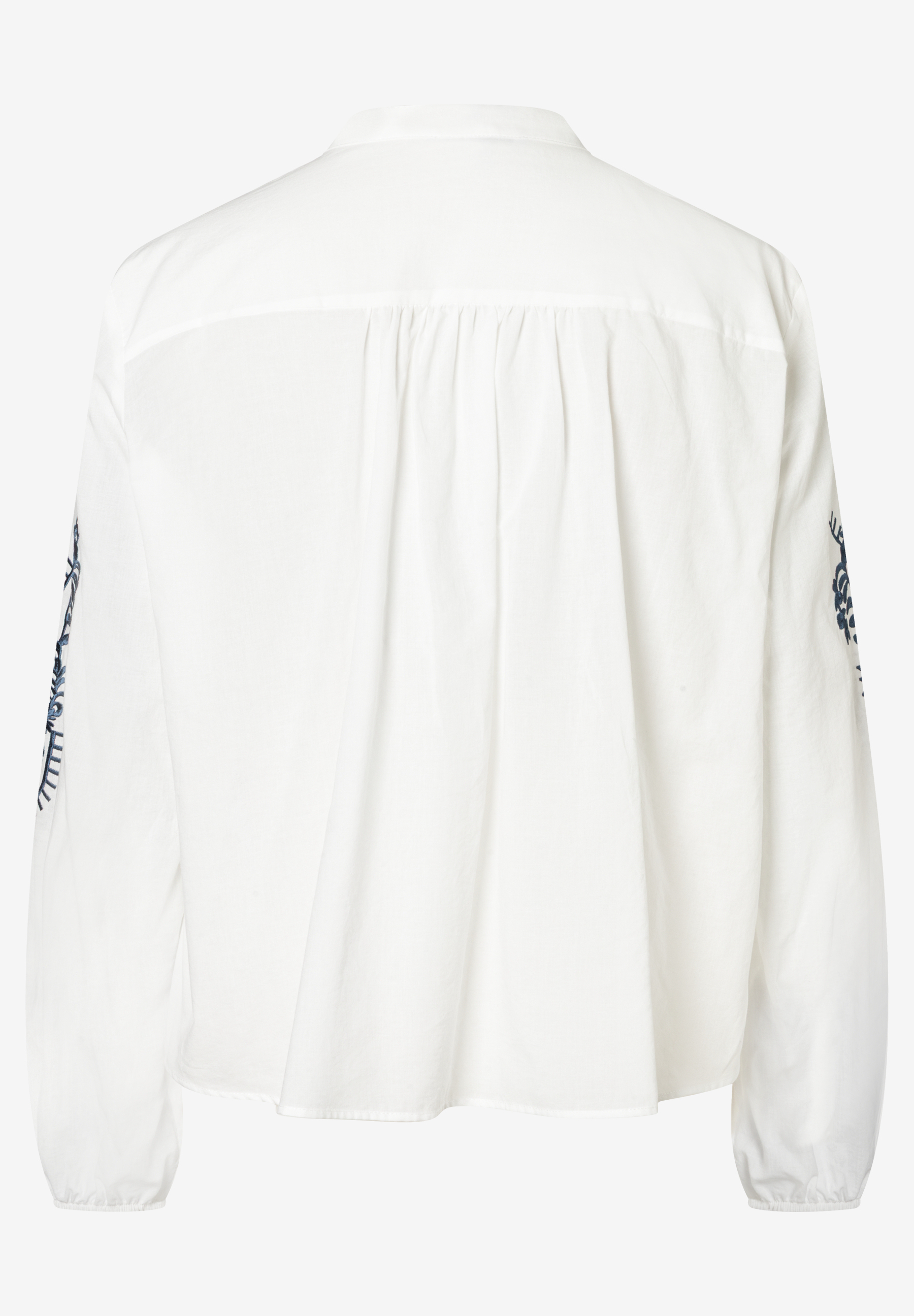 Rückansicht einer weißen MORE & MORE Bluse mit langen Ärmeln und blauen Stickereien. Rückansicht einer weißen MORE & MORE Bluse mit langen Ärmeln und blauen Stickereien.