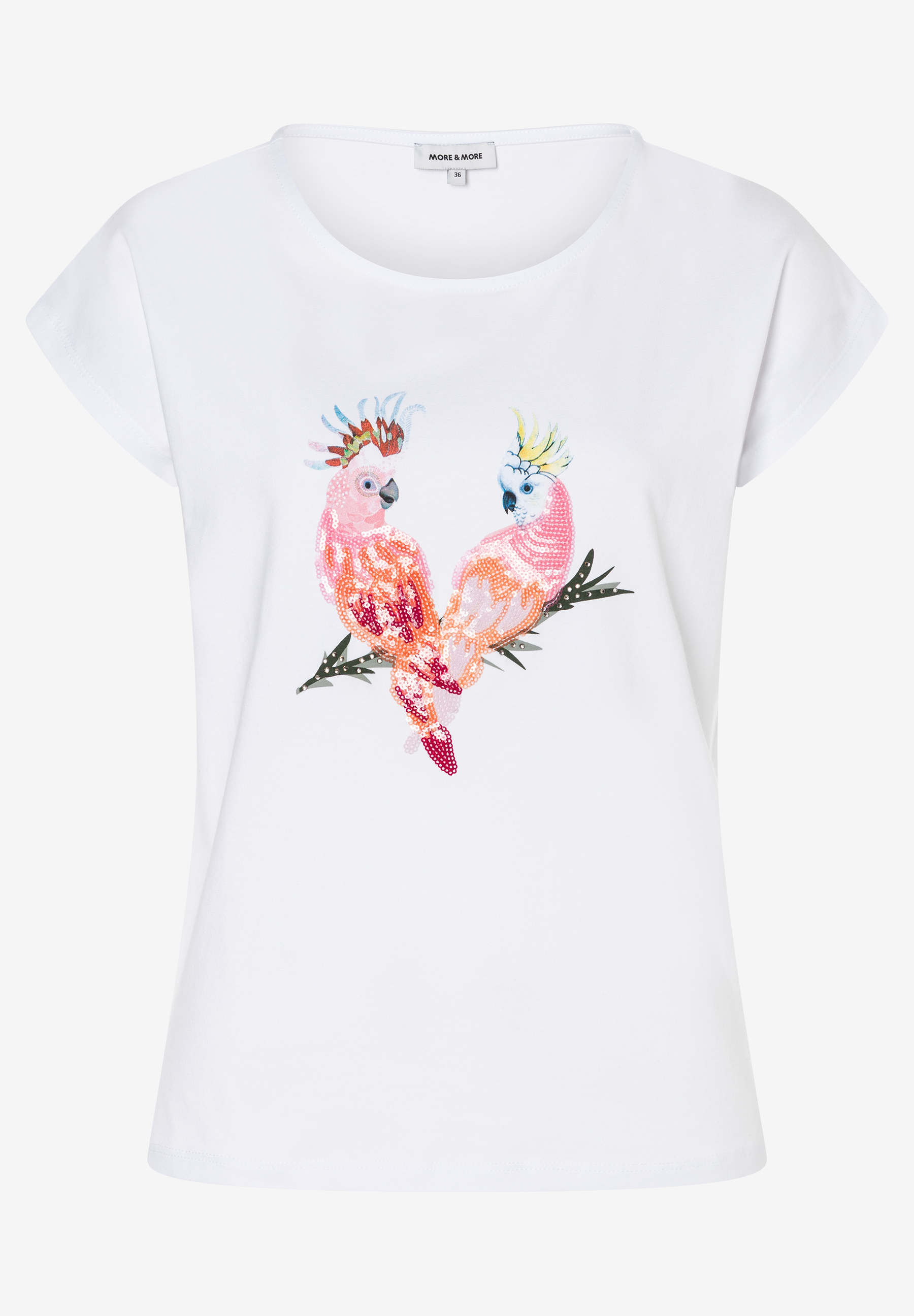MORE & MORE T-Shirt, weiß, mit zwei rosafarbenen Kakadus aus Pailletten auf einem Ast. Blauer und gelber Akzent. MORE & MORE T-Shirt, weiß, mit zwei rosafarbenen Kakadus aus Pailletten auf einem Ast. Blauer und gelber Akzent.