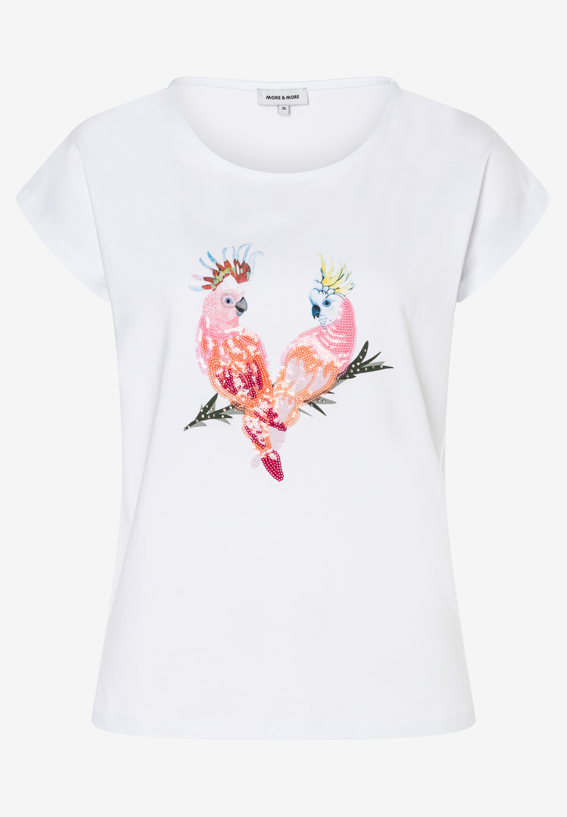 MORE & MORE T-Shirt, weiß, mit zwei rosafarbenen Kakadus aus Pailletten auf einem Ast. Blauer und gelber Akzent. MORE & MORE T-Shirt, weiß, mit zwei rosafarbenen Kakadus aus Pailletten auf einem Ast. Blauer und gelber Akzent.