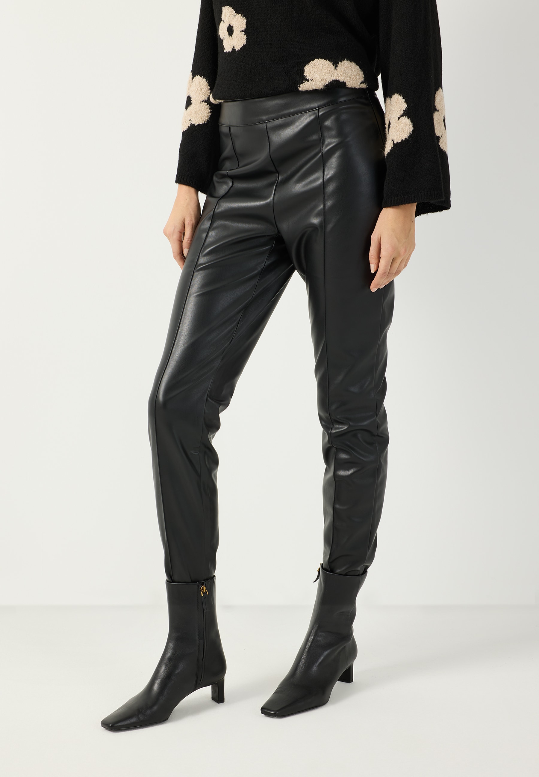 MORE & MORE schwarze elastische Kunstlederhose und beiges Fransenoberteil. Elegante Jeans mit angenehmem Tragekomfort.