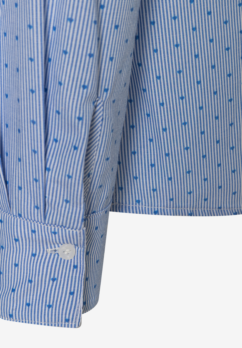 Detailansicht einer blau-weiß gestreiften MORE & MORE Bluse mit kleinen, blauen Herzchen und Knopf. Detailansicht einer blau-weiß gestreiften MORE & MORE Bluse mit kleinen, blauen Herzchen und Knopf.