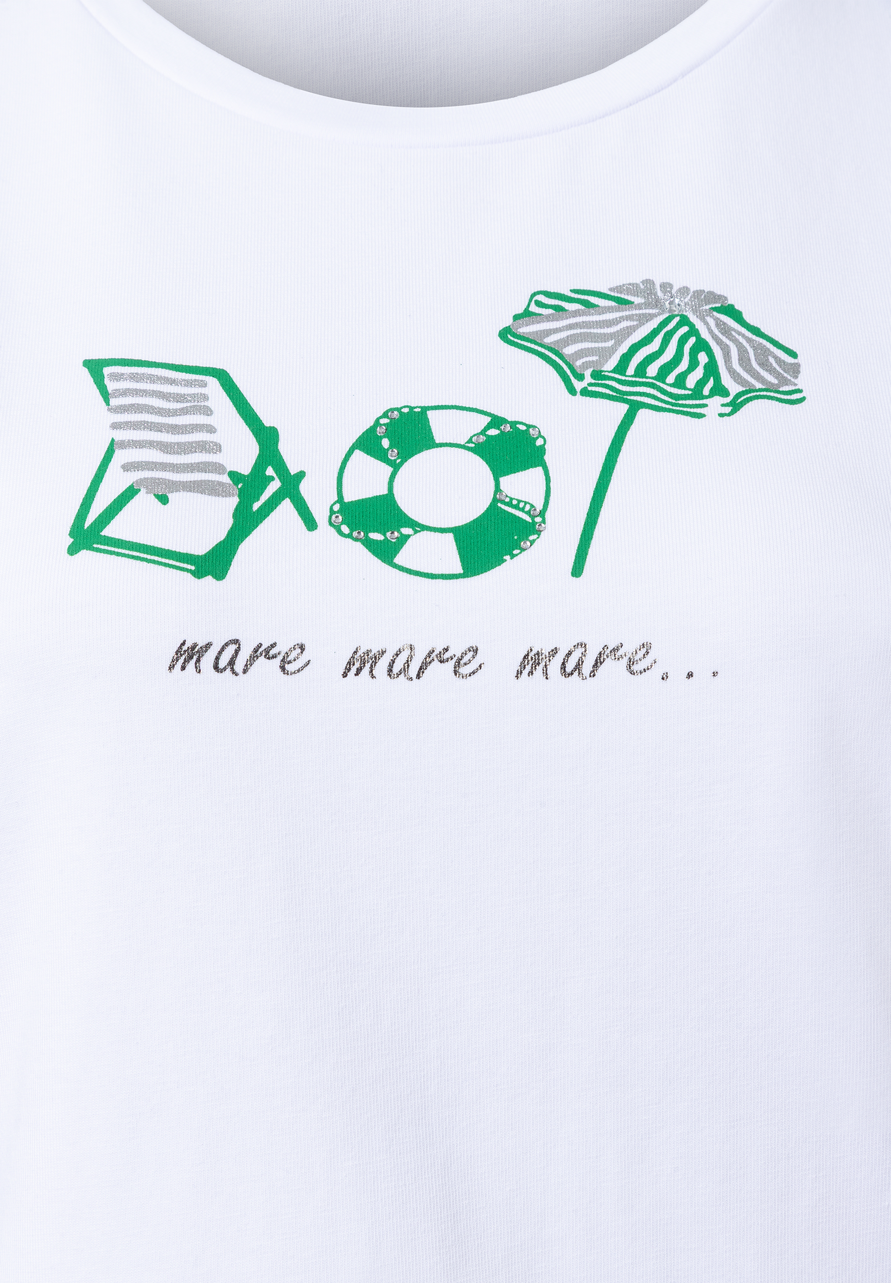 Ein weißes MORE & MORE T-Shirt mit Strandmotiven: Liegestuhl, Rettungsring, Sonnenschirm.
