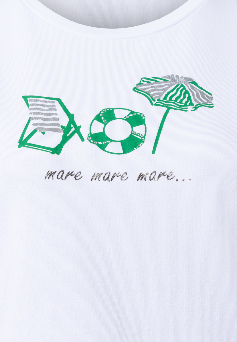 Ein weißes MORE & MORE T-Shirt mit Strandmotiven: Liegestuhl, Rettungsring, Sonnenschirm.