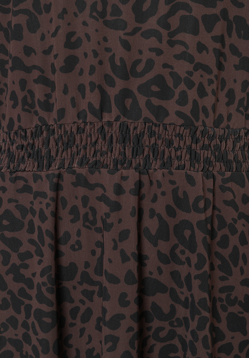 MORE & MORE Kleid mit Animal-Print: Brauner Stoff mit schwarzen Tupfen und geraffter Taillenpartie, vertikale Falten darunter. MORE & MORE Kleid mit Animal-Print: Brauner Stoff mit schwarzen Tupfen und geraffter Taillenpartie, vertikale Falten darunter.