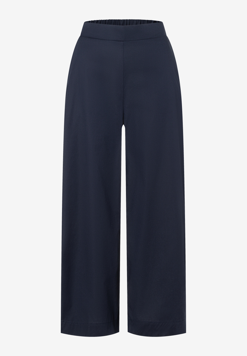 Eine dunkelblaue MORE & MORE Culottes-Hose mit weitem Bein vor hellem Hintergrund. Eine dunkelblaue MORE & MORE Culottes-Hose mit weitem Bein vor hellem Hintergrund.