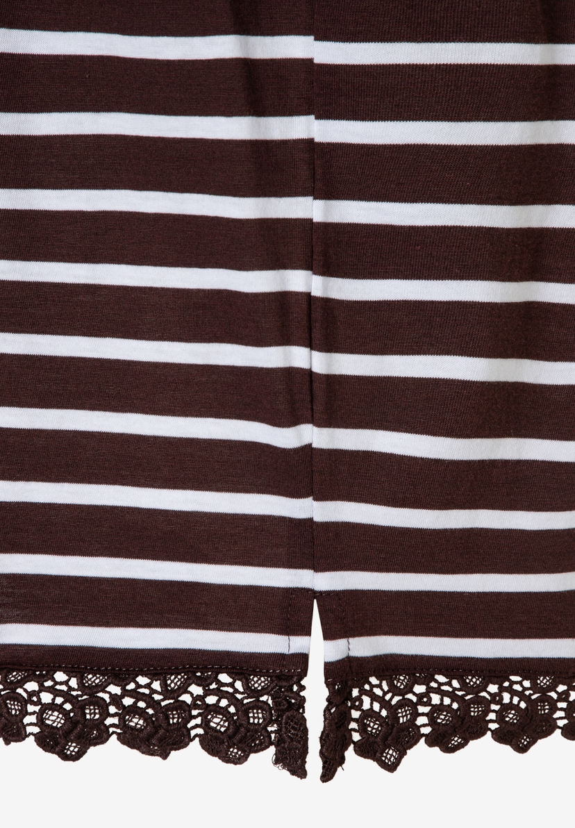 MORE & MORE Jersey-Oberteil mit braun-weißen Streifen und zarter, brauner Spitzenborte am Saum, weich und elastisch. MORE & MORE Jersey-Oberteil mit braun-weißen Streifen und zarter, brauner Spitzenborte am Saum, weich und elastisch.