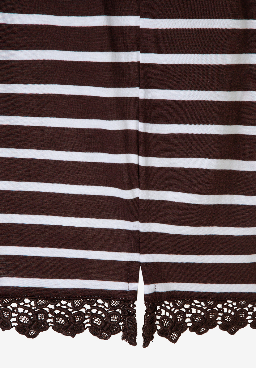MORE & MORE Jersey-Oberteil mit braun-weißen Streifen und zarter, brauner Spitzenborte am Saum, weich und elastisch. MORE & MORE Jersey-Oberteil mit braun-weißen Streifen und zarter, brauner Spitzenborte am Saum, weich und elastisch.
