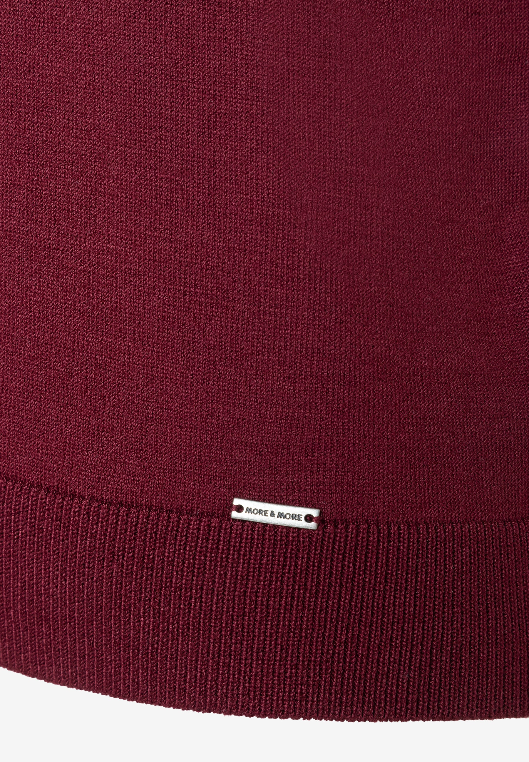 MORE & MORE Feinstrick-Pullover in Dunkelrot, mit elastischem Bund und dezentem Metall-Logo. Hautfreundlicher Strick für hohen Tragekomfort. MORE & MORE Feinstrick-Pullover in Dunkelrot, mit elastischem Bund und dezentem Metall-Logo. Hautfreundlicher Strick für hohen Tragekomfort.