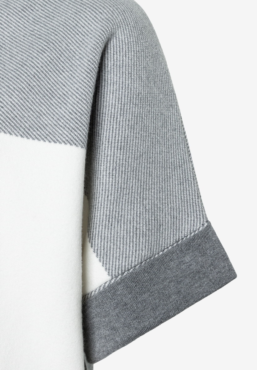 MORE & MORE Oberteil: Nahaufnahme des grauen Strickpullovers mit diagonalen und vertikalen Streifen und weissen Blöcken. MORE & MORE Oberteil: Nahaufnahme des grauen Strickpullovers mit diagonalen und vertikalen Streifen und weissen Blöcken.