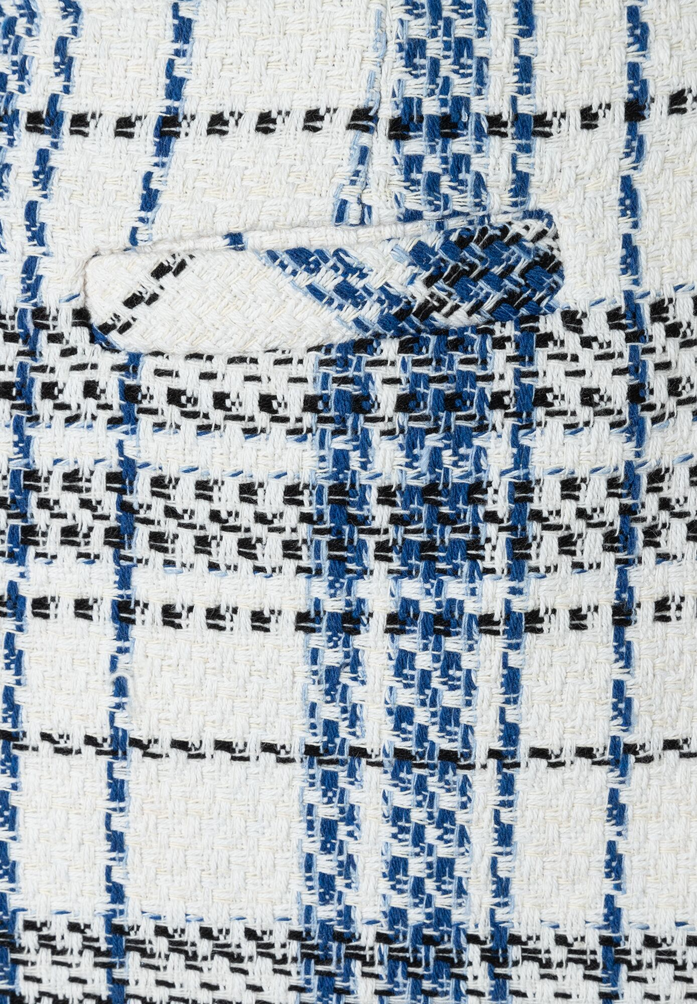 Detailansicht eines Bouclé-Rocks von MORE & MORE mit blau-schwarz-weißem Karomuster. Detailansicht eines Bouclé-Rocks von MORE & MORE mit blau-schwarz-weißem Karomuster.