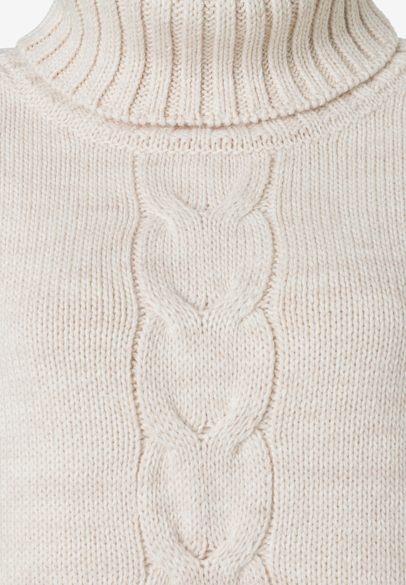 MORE & MORE Pullover: Cremefarbener Rollkragenpullover mit Zopfmuster. Das Oberteil ist aus grobem Strick gefertigt. MORE & MORE Pullover: Cremefarbener Rollkragenpullover mit Zopfmuster. Das Oberteil ist aus grobem Strick gefertigt.