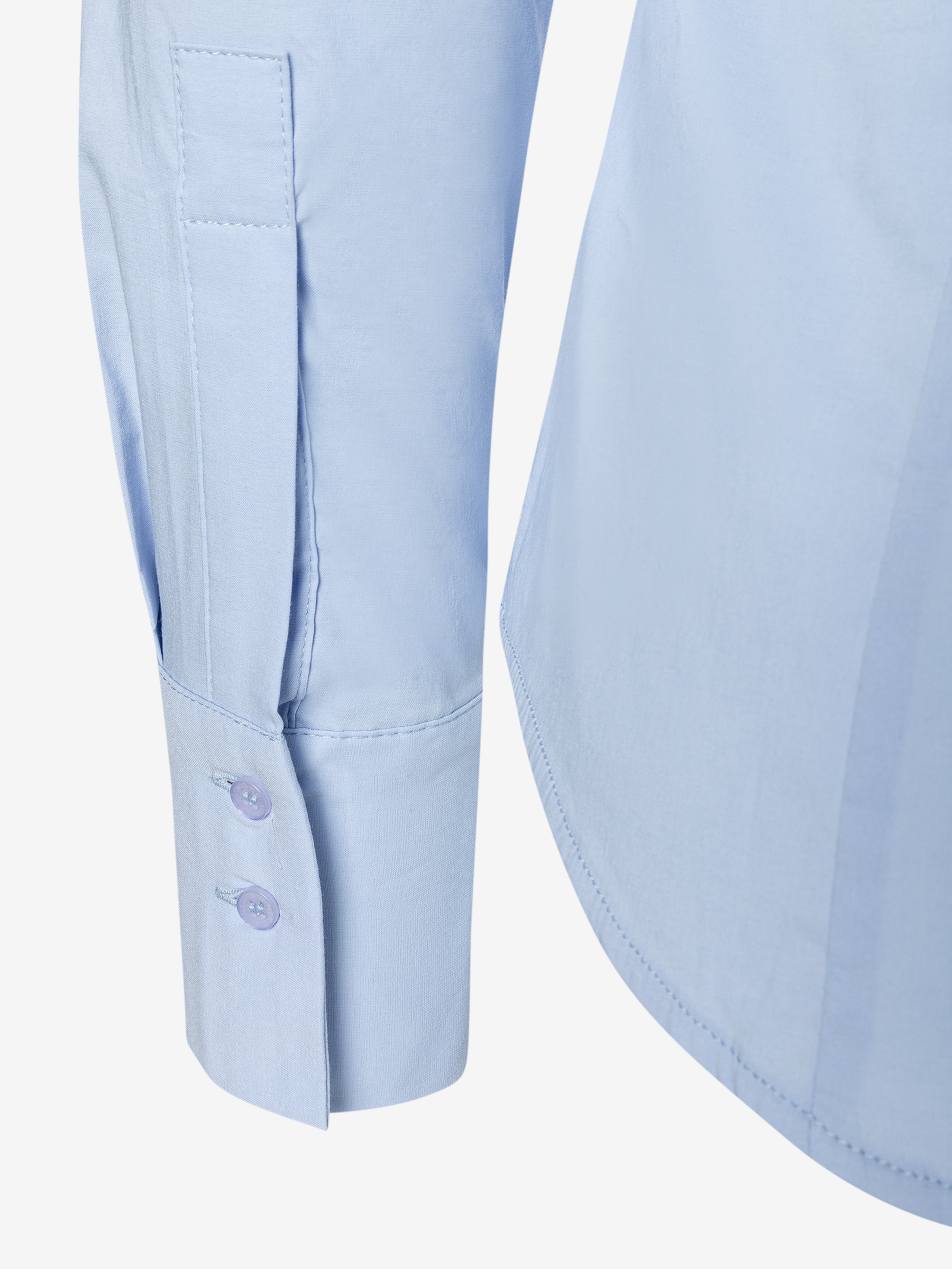 Detailaufnahme einer hellblauen MORE & MORE Bluse aus Baumwollmischung mit Manschette und zwei Knöpfen. Detailaufnahme einer hellblauen MORE & MORE Bluse aus Baumwollmischung mit Manschette und zwei Knöpfen.