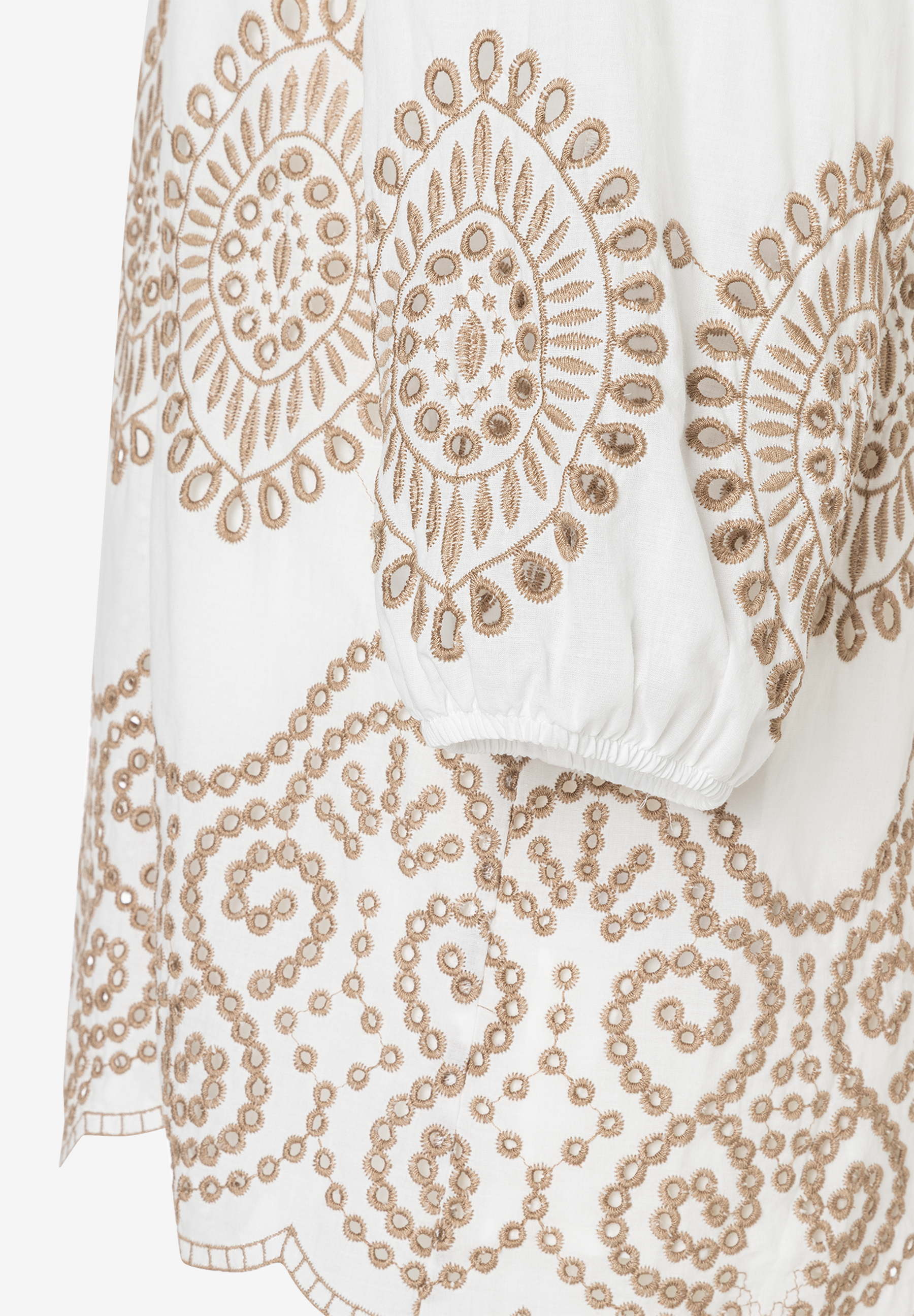 Nahaufnahme einer weißen MORE & MORE Bluse mit feinen, braunen Stickereien und bequemer Baumwollmischung. Nahaufnahme einer weißen MORE & MORE Bluse mit feinen, braunen Stickereien und bequemer Baumwollmischung.