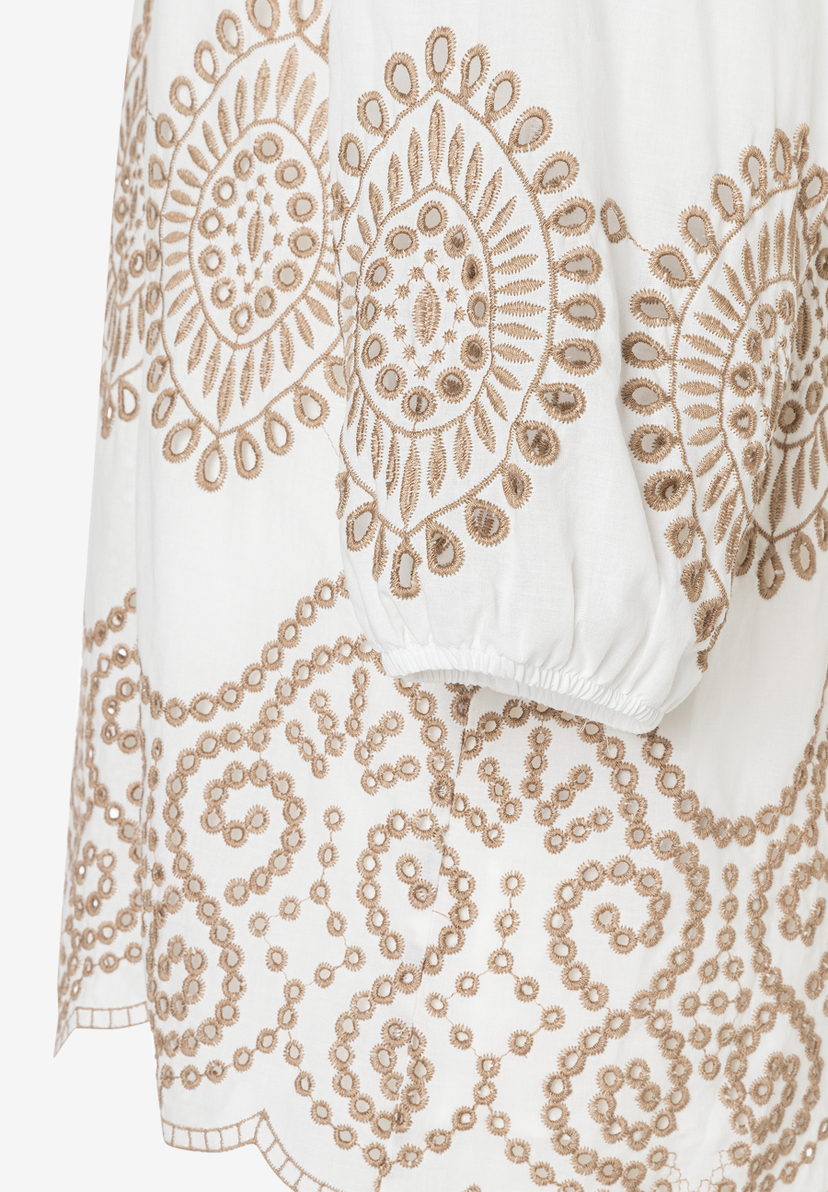 Nahaufnahme einer weißen MORE & MORE Bluse mit feinen, braunen Stickereien und bequemer Baumwollmischung. Nahaufnahme einer weißen MORE & MORE Bluse mit feinen, braunen Stickereien und bequemer Baumwollmischung.