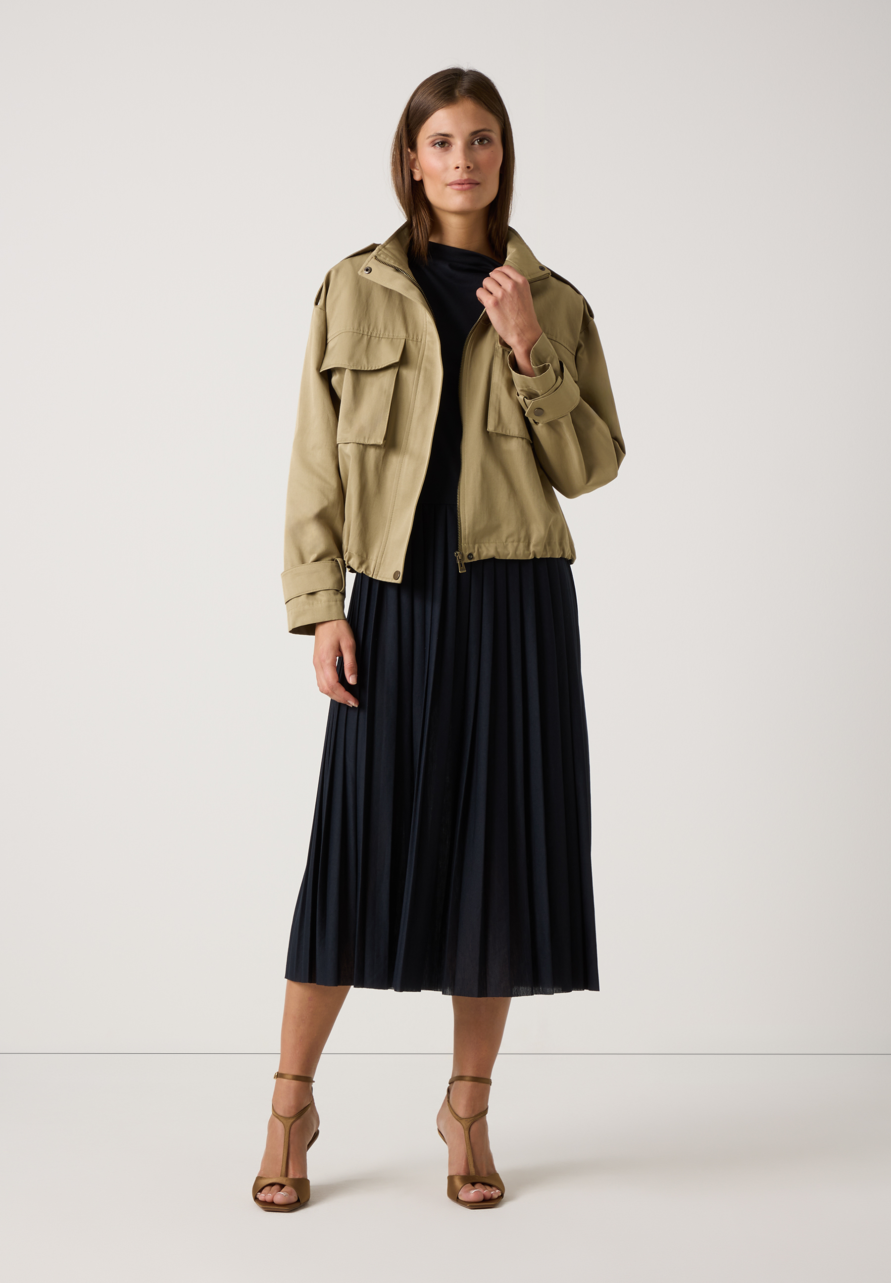 Eine Frau mit einem MORE & MORE Oberteil aus Jersey-Material mit fließendem Tragekomfort Eine Frau mit einem MORE & MORE Oberteil aus Jersey-Material mit fließendem Tragekomfort