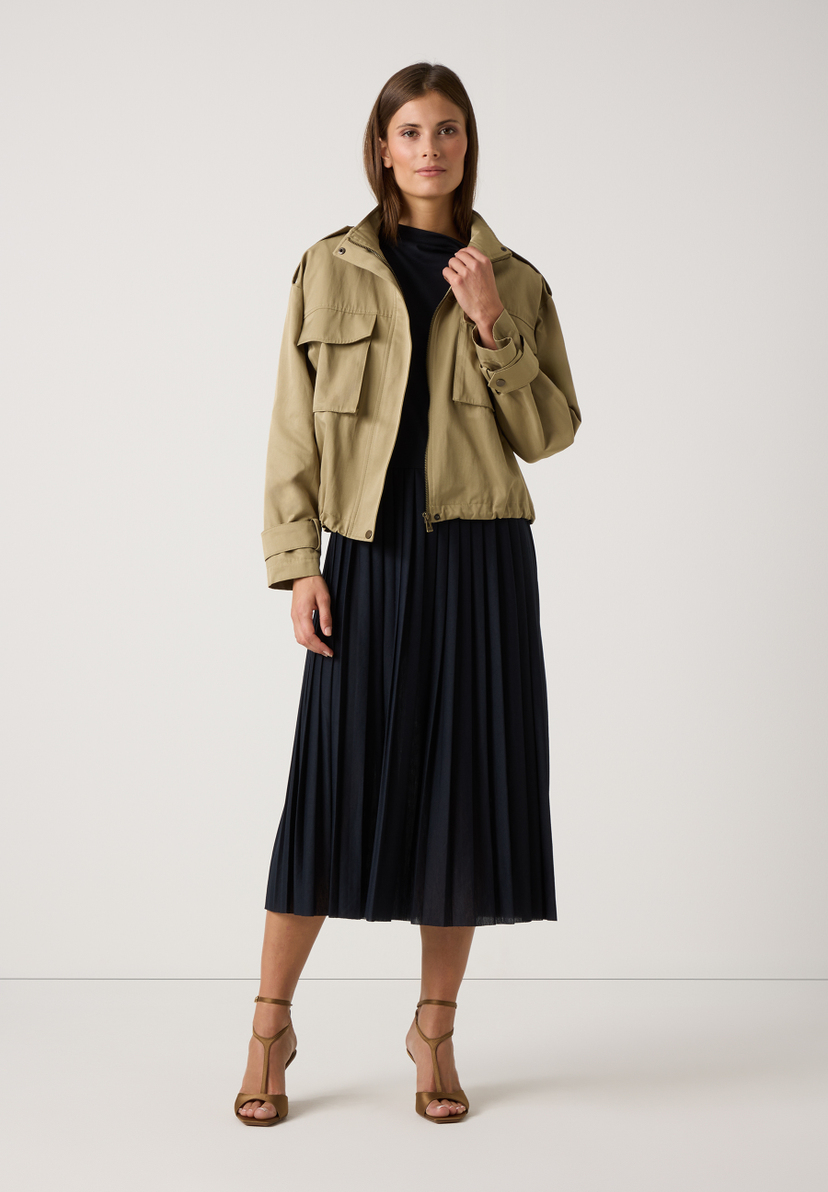 Eine Frau mit einem MORE & MORE Oberteil aus Jersey-Material mit fließendem Tragekomfort Eine Frau mit einem MORE & MORE Oberteil aus Jersey-Material mit fließendem Tragekomfort