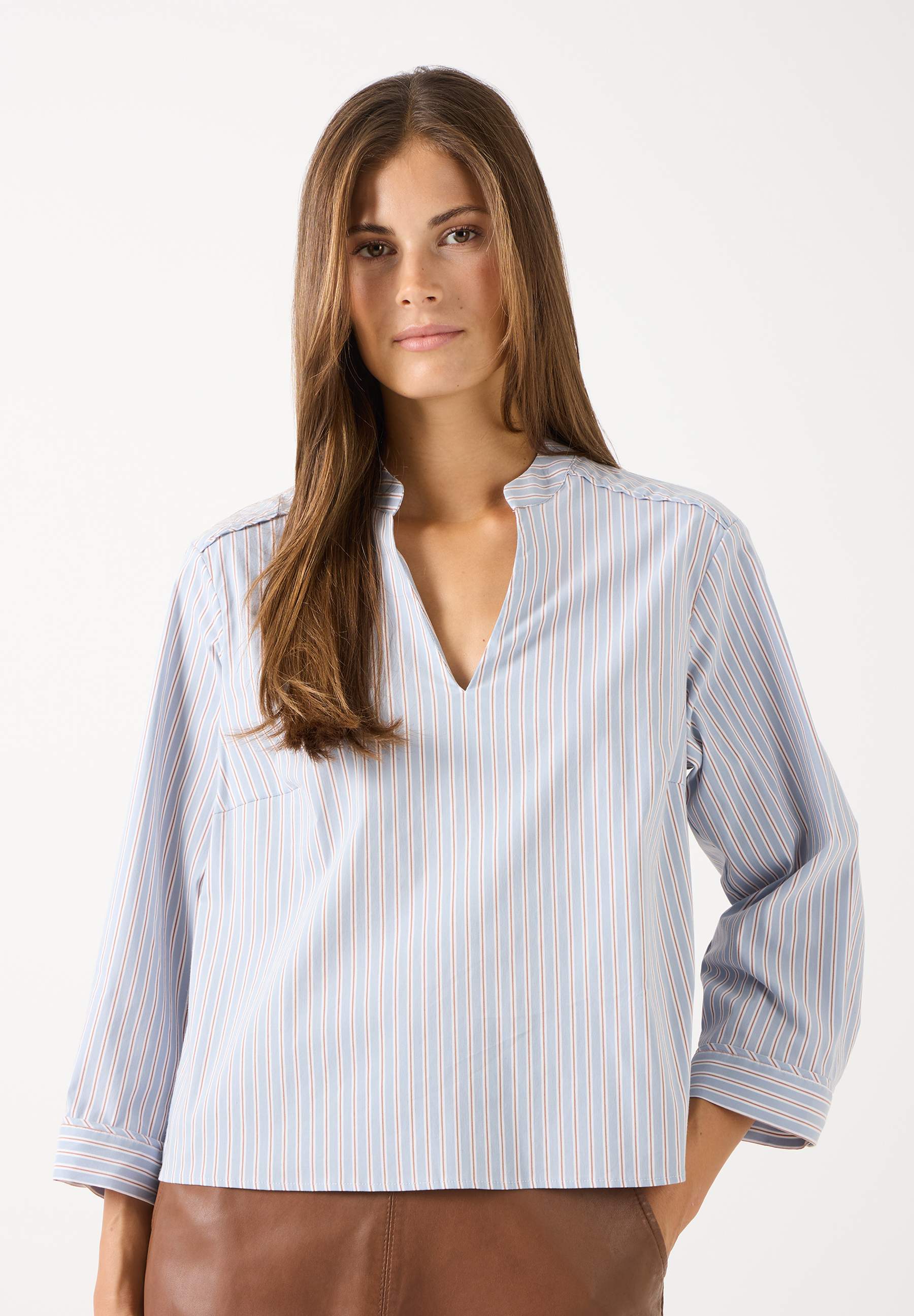 MORE & MORE Damen-Bluse: Hellblaue Bluse mit weißen und rostbraunen Streifen, V-Ausschnitt, 3/4-Ärmeln.