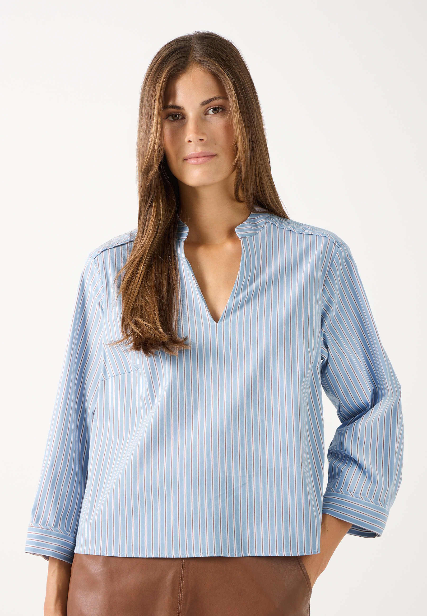 MORE & MORE Popeline Bluse in Hellblau mit roten und weißen Streifen. Ideal für angenehmen Tragekomfort und hautfreundlich. MORE & MORE Popeline Bluse in Hellblau mit roten und weißen Streifen. Ideal für angenehmen Tragekomfort und hautfreundlich.