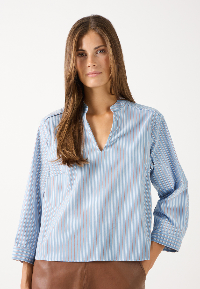 MORE & MORE Popeline Bluse in Hellblau mit roten und weißen Streifen. Ideal für angenehmen Tragekomfort und hautfreundlich. MORE & MORE Popeline Bluse in Hellblau mit roten und weißen Streifen. Ideal für angenehmen Tragekomfort und hautfreundlich.
