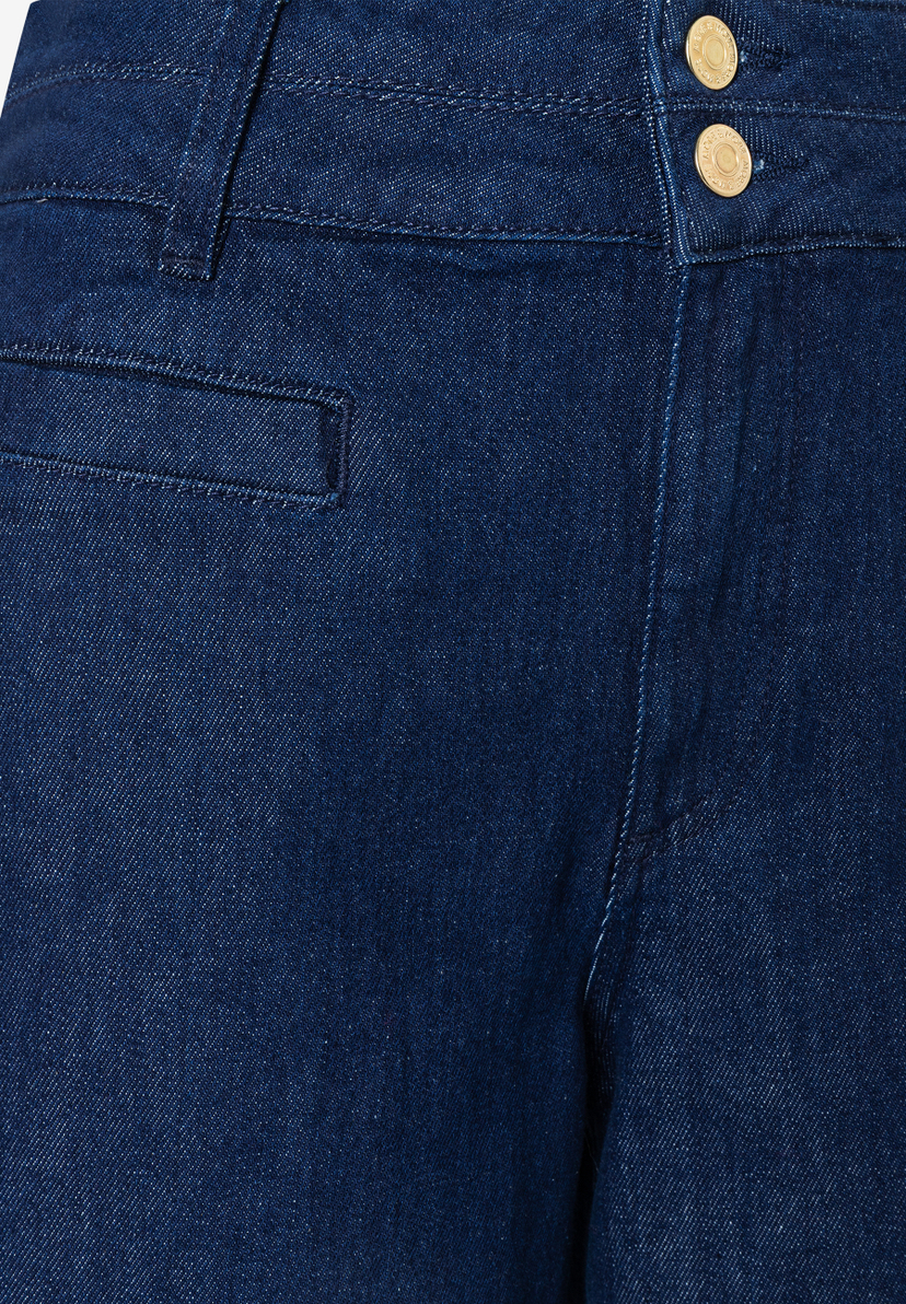 Detailansicht einer MORE & MORE Jeanshose mit zwei goldenen Knöpfen und kleiner Tasche. Detailansicht einer MORE & MORE Jeanshose mit zwei goldenen Knöpfen und kleiner Tasche.