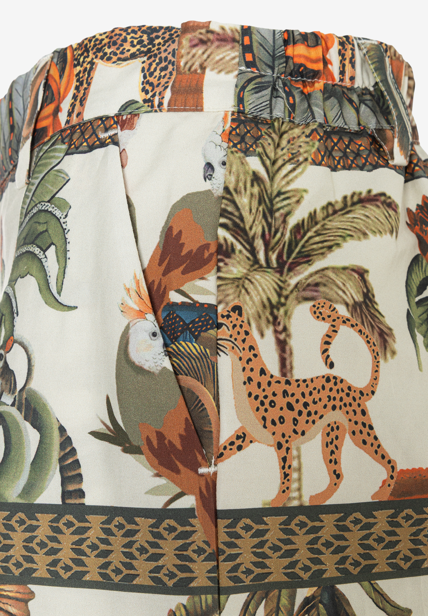 MORE & MORE Jeans aus Webware mit tropischem Print, Leoparden und Papageien. Komfortabler, hautfreundlicher Stoff. MORE & MORE Jeans aus Webware mit tropischem Print, Leoparden und Papageien. Komfortabler, hautfreundlicher Stoff.