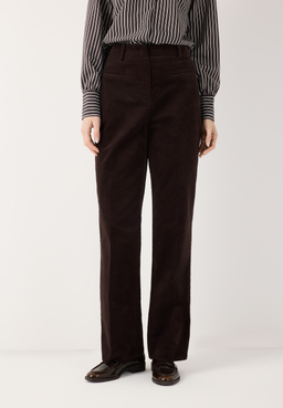 MORE & MORE Cord-Hose in Dunkelbraun, dazu ein gestreiftes Hemd und braune Loafer.