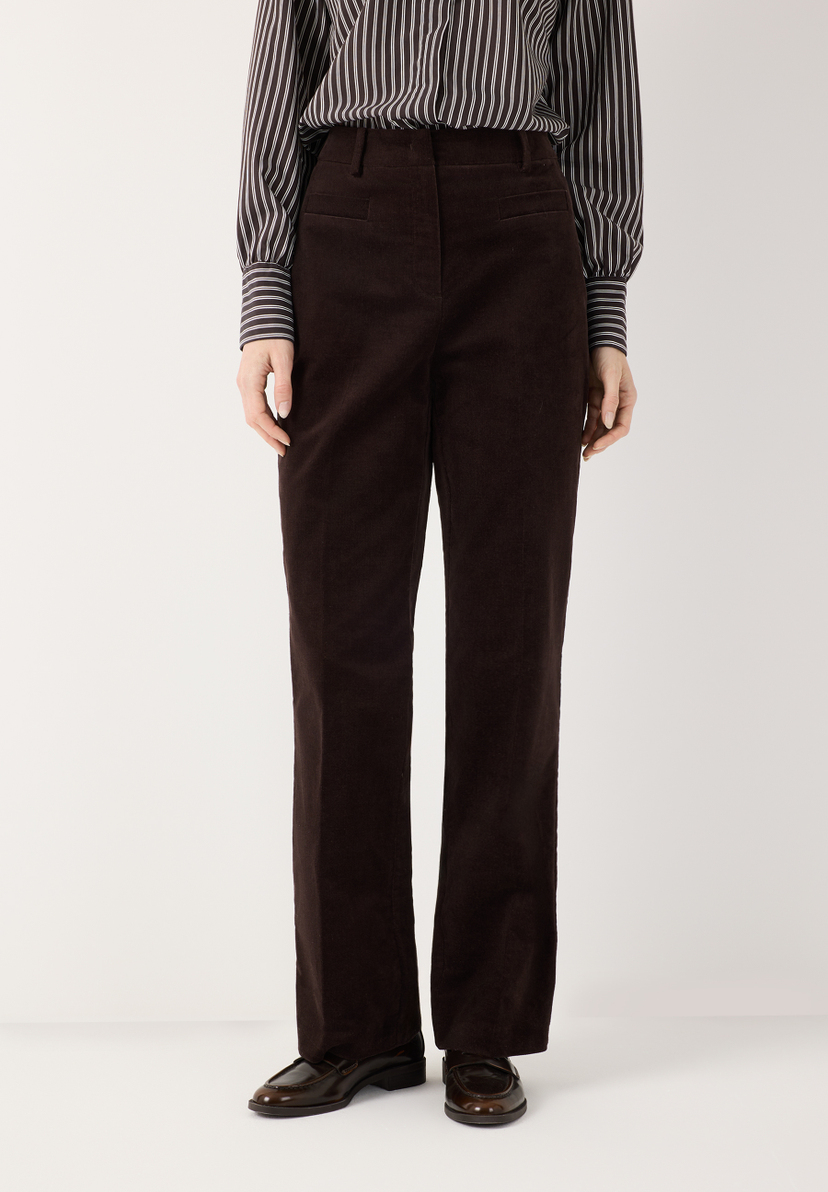 MORE & MORE Cord-Hose in Dunkelbraun, dazu ein gestreiftes Hemd und braune Loafer. MORE & MORE Cord-Hose in Dunkelbraun, dazu ein gestreiftes Hemd und braune Loafer.