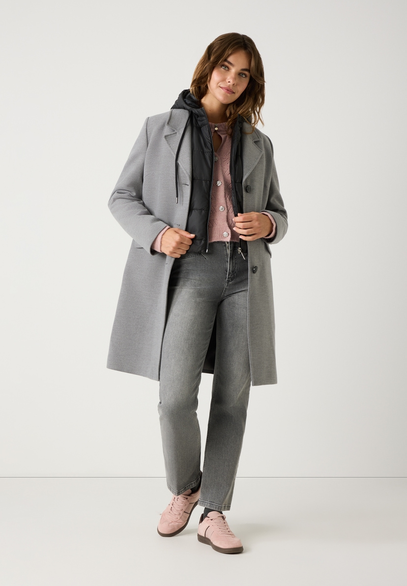Eine Frau in MORE & MORE Oberbekleidung mit angenehmem Tragekomfort, Webware-Konstruktion, posiert vor einem neutralen Hintergrund. Eine Frau in MORE & MORE Oberbekleidung mit angenehmem Tragekomfort, Webware-Konstruktion, posiert vor einem neutralen Hintergrund.