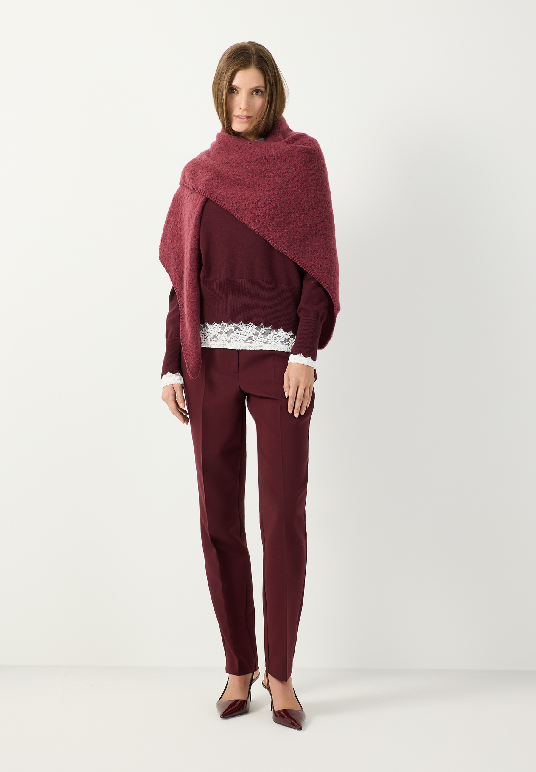 MORE & MORE Jeans: elegante bordeauxfarbene Hose, Pullover mit weißer Spitze und farblich passender Stola. Dazu bordeauxfarbene Pumps. MORE & MORE Jeans: elegante bordeauxfarbene Hose, Pullover mit weißer Spitze und farblich passender Stola. Dazu bordeauxfarbene Pumps.