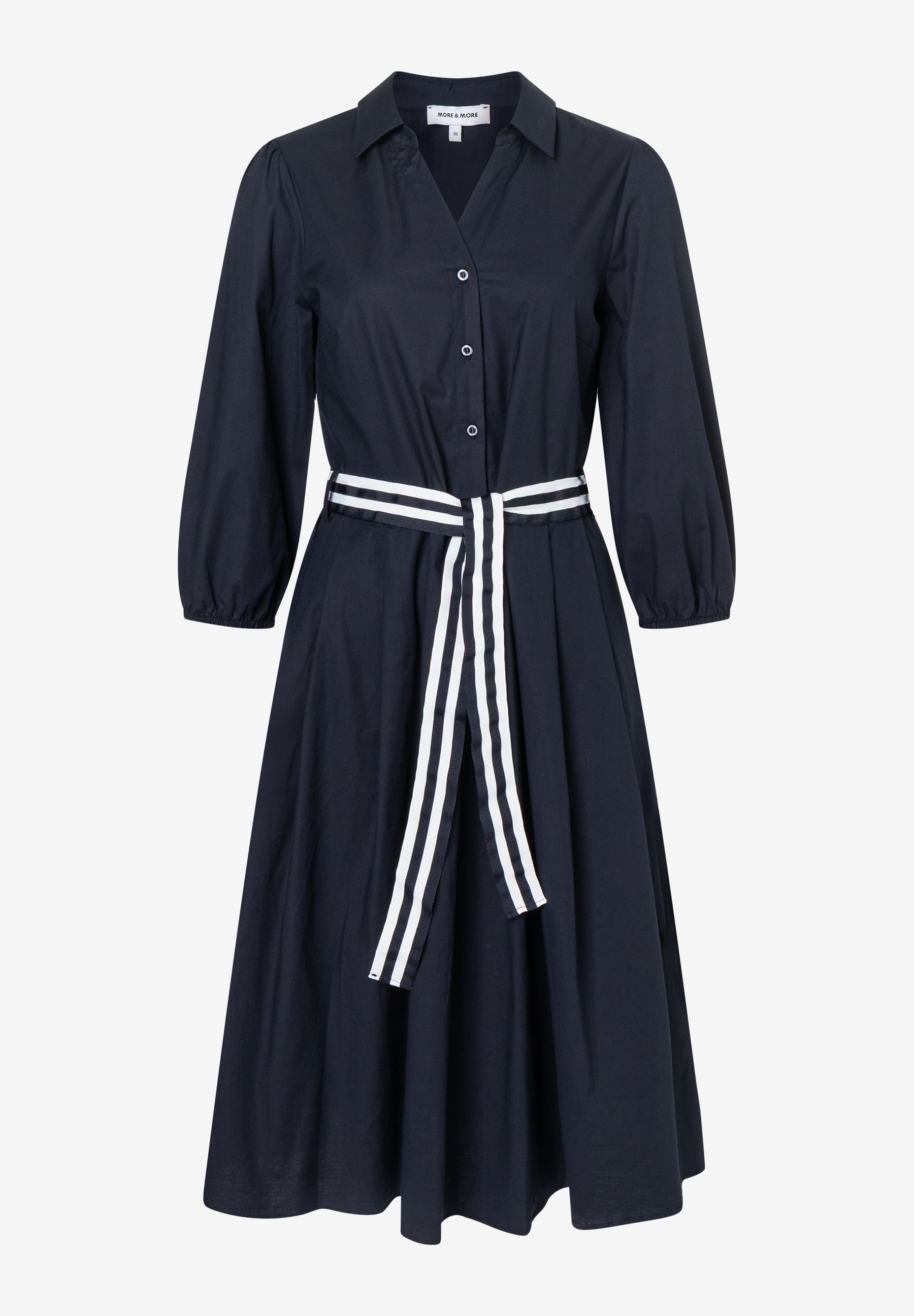 Ein blaues MORE & MORE Hemdblusenkleid mit weiß gestreiftem Gürtel auf hellem Hintergrund. Ein blaues MORE & MORE Hemdblusenkleid mit weiß gestreiftem Gürtel auf hellem Hintergrund.