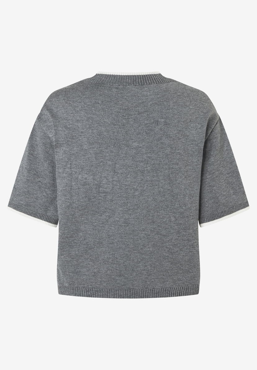 Grauer Feinstrick-Pullover von MORE & MORE mit kurzen Ärmeln und weißen Abschlüssen. Grauer Feinstrick-Pullover von MORE & MORE mit kurzen Ärmeln und weißen Abschlüssen.