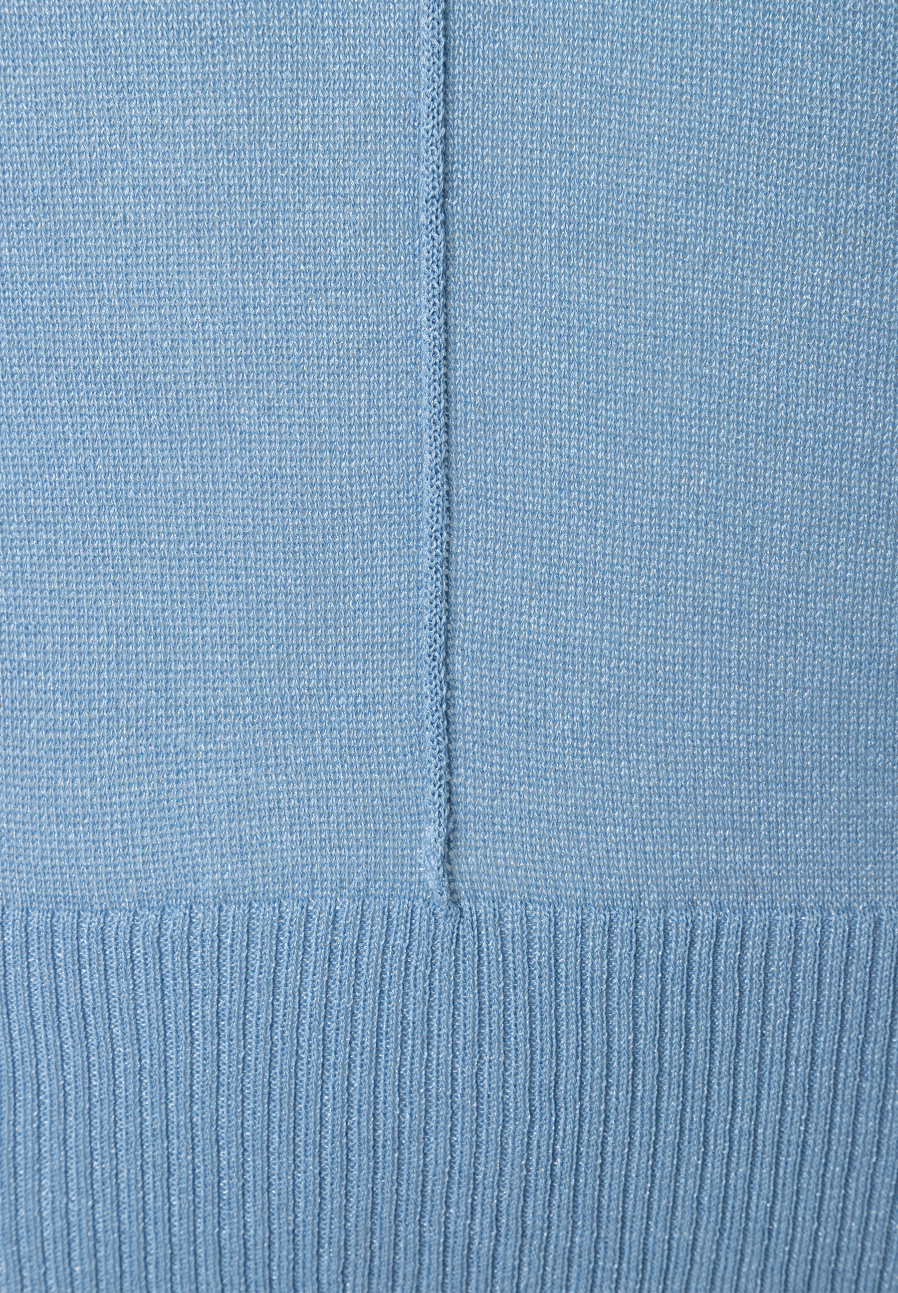 Nahaufnahme eines hellblauen MORE & MORE Strickpullovers mit Rippenmuster am Saum und vertikaler Naht. Nahaufnahme eines hellblauen MORE & MORE Strickpullovers mit Rippenmuster am Saum und vertikaler Naht.