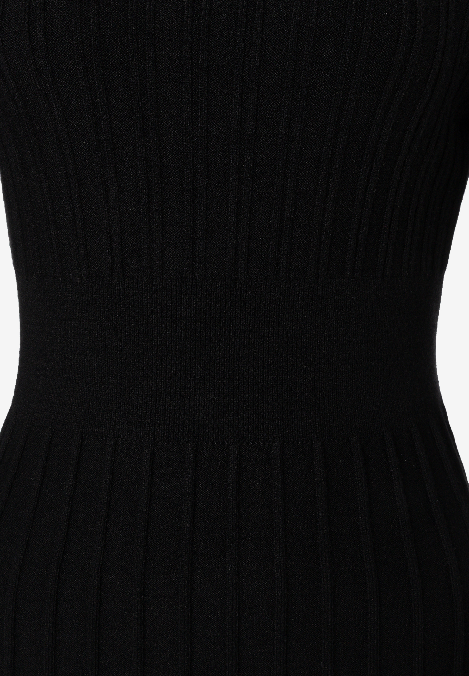 MORE & MORE schwarzes Rippstrickkleid, figurbetonte Taille, schmal zulaufend, schwarzer Stoff, weiße Unterlage.