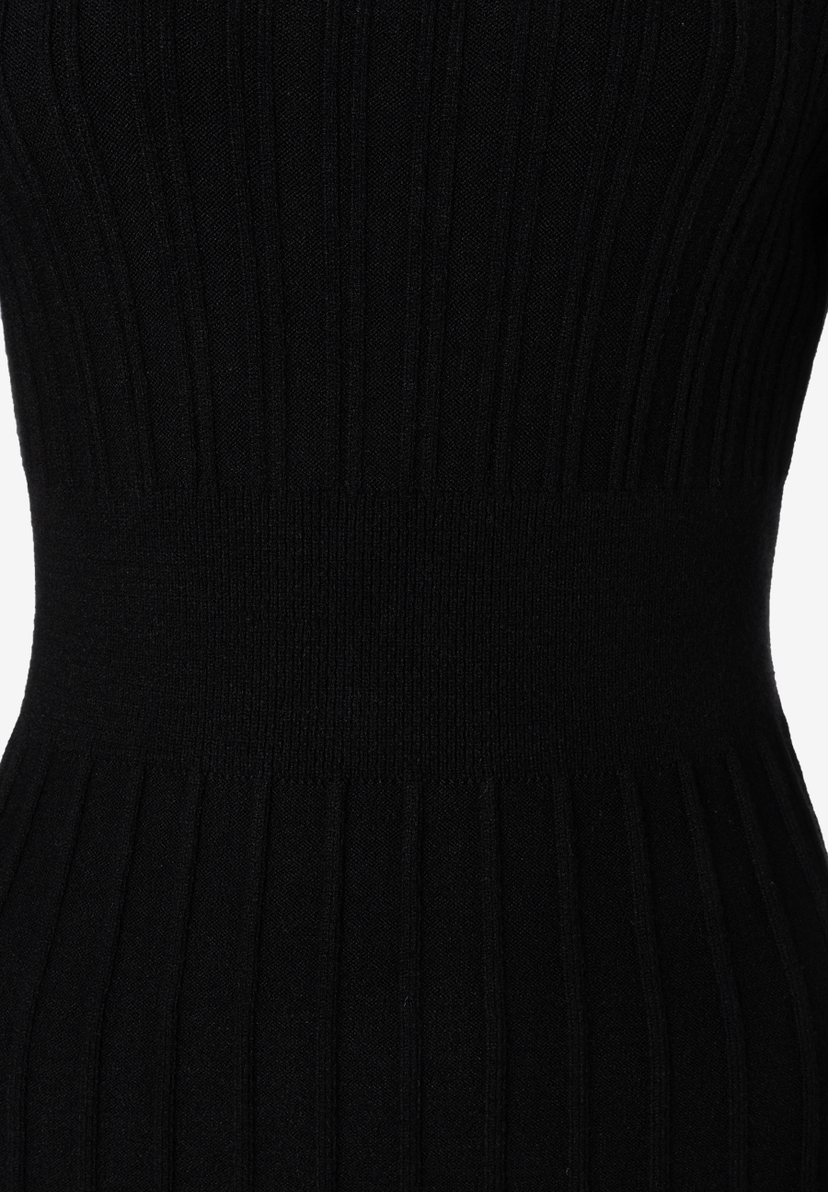 MORE & MORE schwarzes Rippstrickkleid, figurbetonte Taille, schmal zulaufend, schwarzer Stoff, weiße Unterlage. MORE & MORE schwarzes Rippstrickkleid, figurbetonte Taille, schmal zulaufend, schwarzer Stoff, weiße Unterlage.