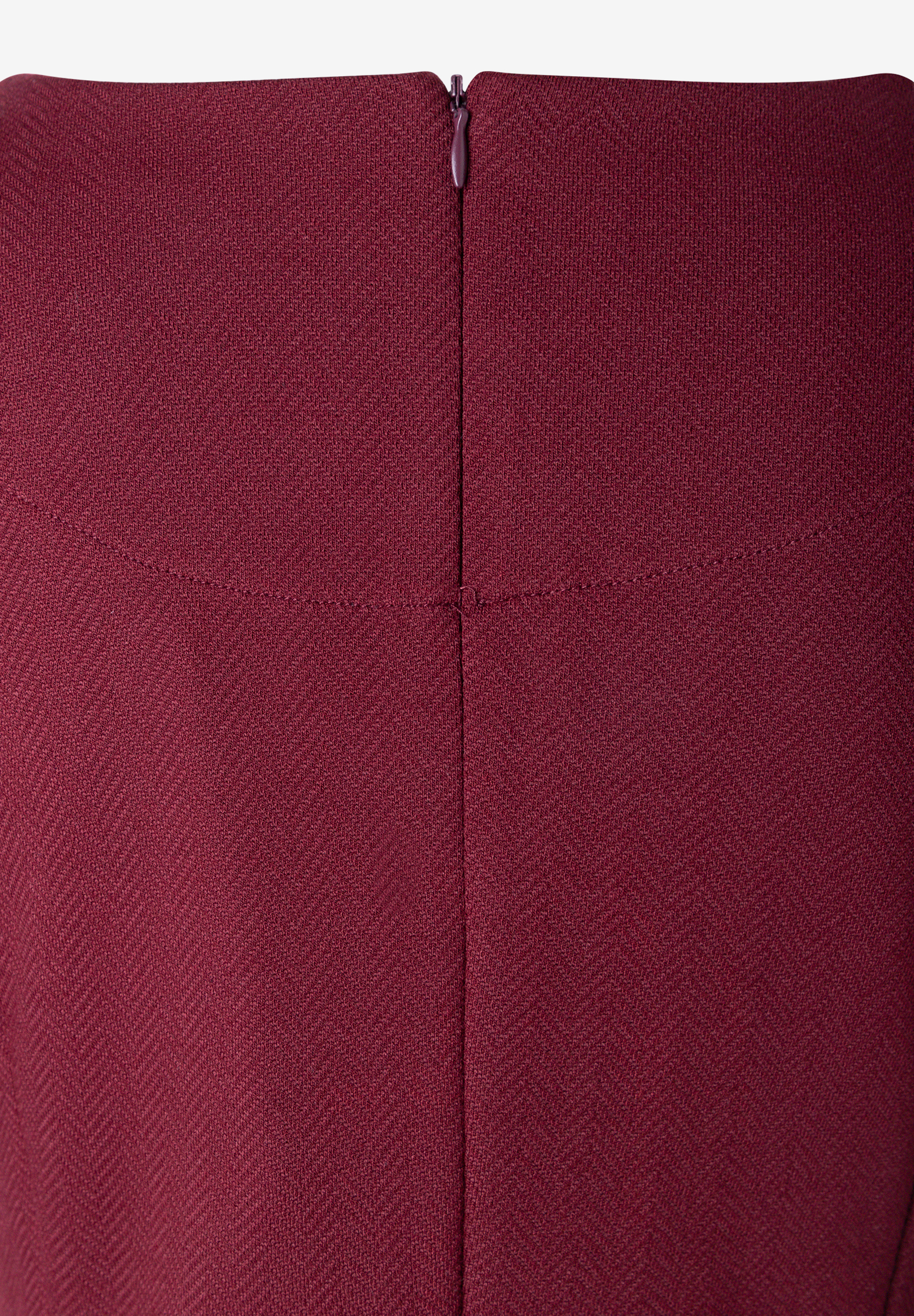 MORE & MORE Abendkleid, einteilig, rückenfrei, aus rotem Stoff mit feinem Diagonalmuster. Schmaler Reißverschluss hinten.