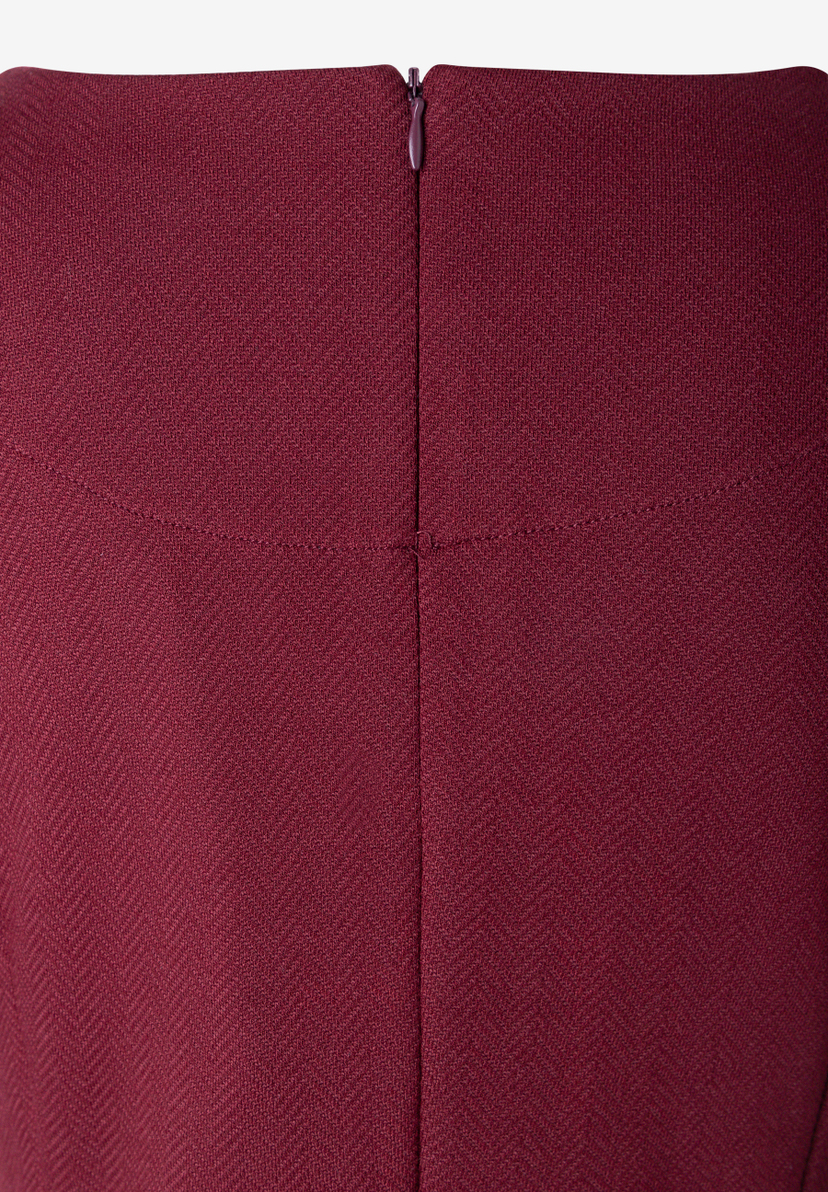 MORE & MORE Abendkleid, einteilig, rückenfrei, aus rotem Stoff mit feinem Diagonalmuster. Schmaler Reißverschluss hinten.