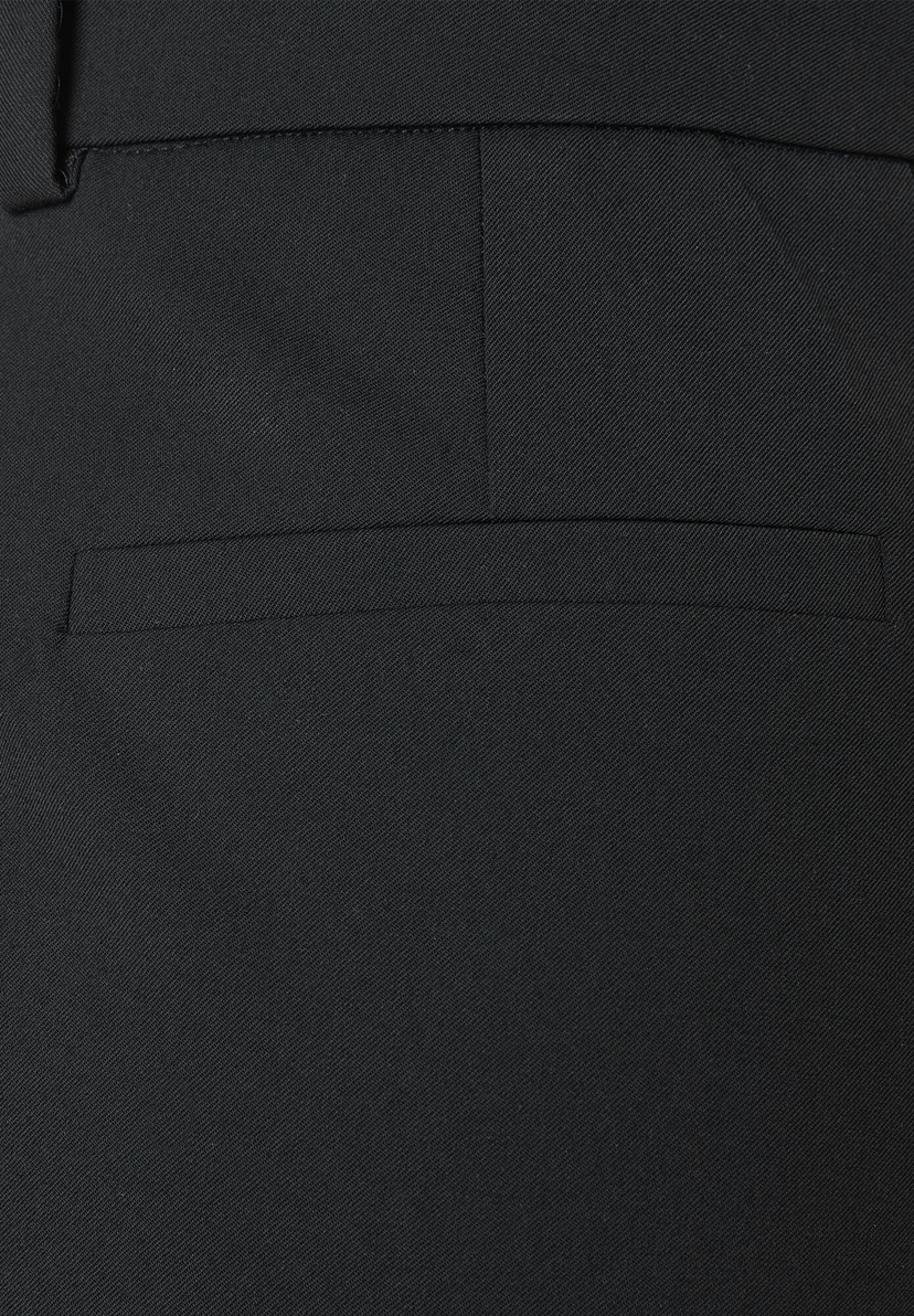 Nahaufnahme der schwarzen MORE & MORE Stretch-Gabardine-Hose mit Tasche. Nahaufnahme der schwarzen MORE & MORE Stretch-Gabardine-Hose mit Tasche.