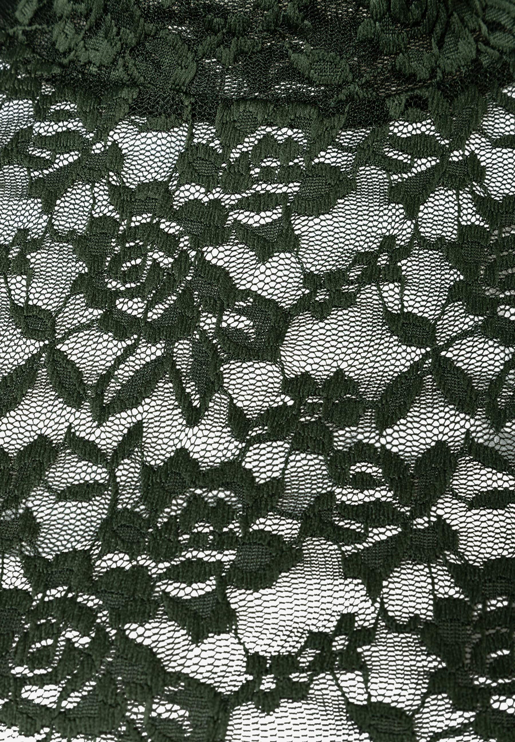 Dunkelgrünes MORE & MORE T-Shirt aus feiner Spitze, nah aufgenommen. Das Muster zeigt eine Mischung aus groben Maschen und floralen Motiven. Dunkelgrünes MORE & MORE T-Shirt aus feiner Spitze, nah aufgenommen. Das Muster zeigt eine Mischung aus groben Maschen und floralen Motiven.