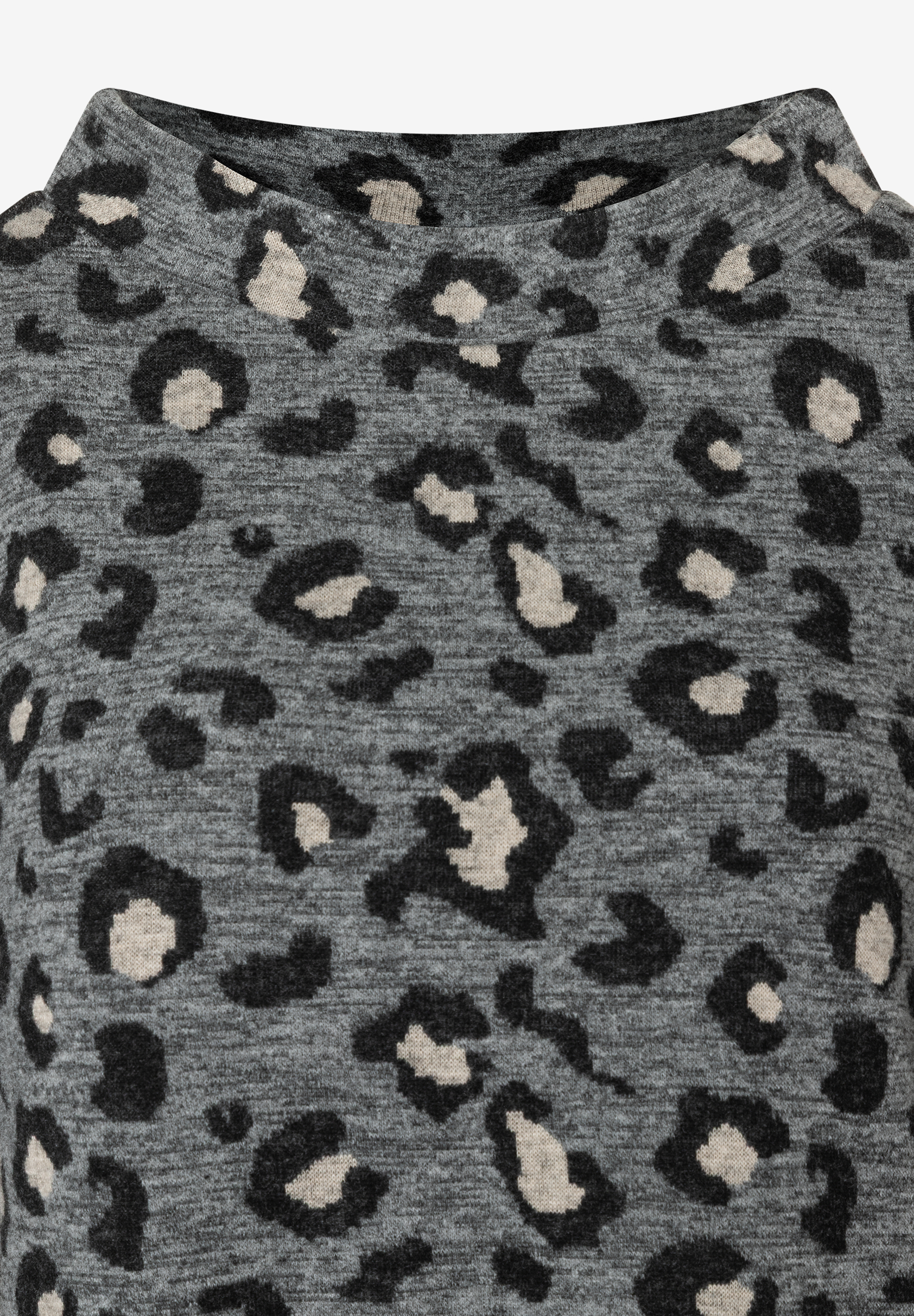 Nahaufnahme eines MORE & MORE Oberteils mit grauem Jersey und Leopardenmuster. Nahaufnahme eines MORE & MORE Oberteils mit grauem Jersey und Leopardenmuster.
