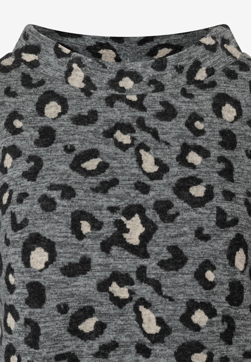 Nahaufnahme eines MORE & MORE Oberteils mit grauem Jersey und Leopardenmuster. Nahaufnahme eines MORE & MORE Oberteils mit grauem Jersey und Leopardenmuster.
