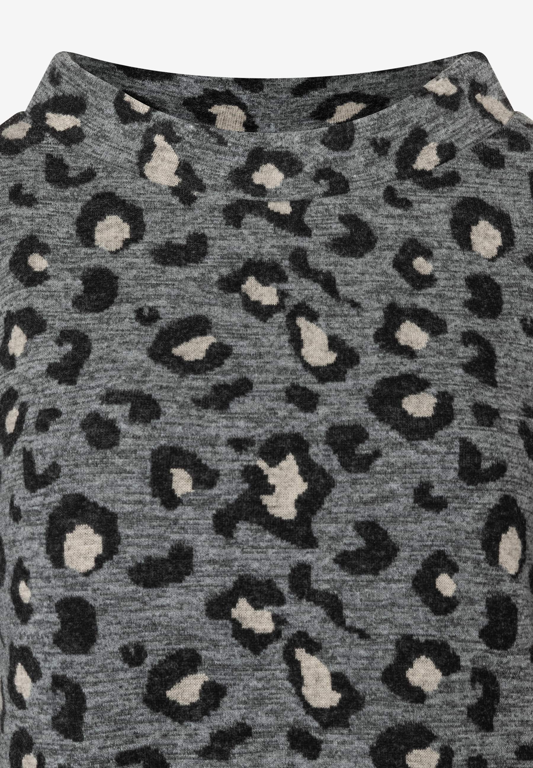 Nahaufnahme eines MORE & MORE Oberteils mit grauem Jersey und Leopardenmuster. Nahaufnahme eines MORE & MORE Oberteils mit grauem Jersey und Leopardenmuster.