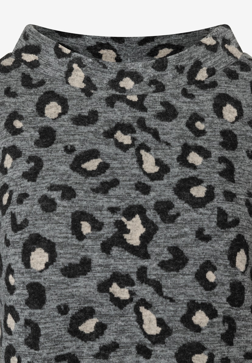 Nahaufnahme eines MORE & MORE Oberteils mit grauem Jersey und Leopardenmuster. Nahaufnahme eines MORE & MORE Oberteils mit grauem Jersey und Leopardenmuster.