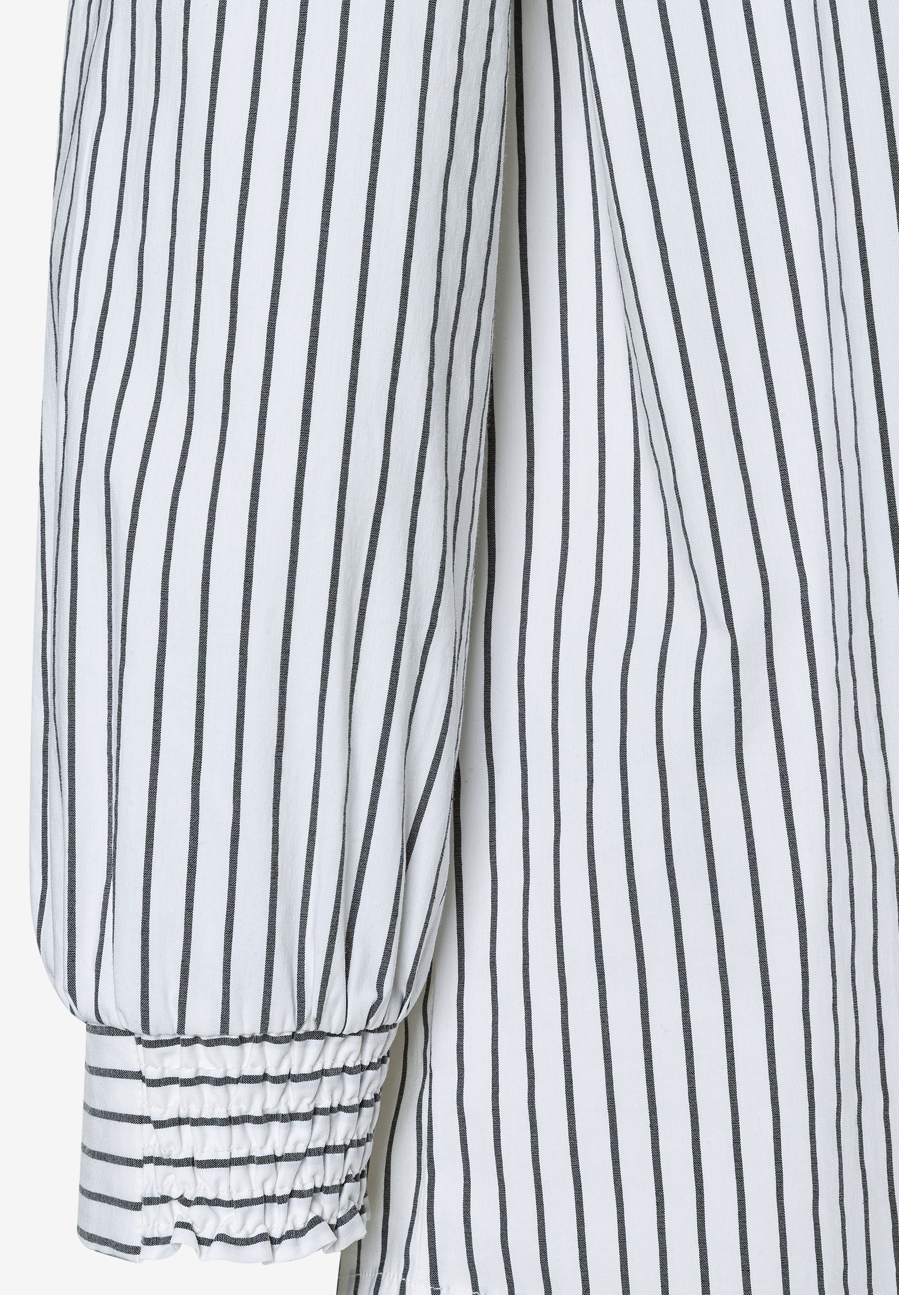 Detailansicht einer gestreiften MORE & MORE Bluse mit elastischen Bündchen. Detailansicht einer gestreiften MORE & MORE Bluse mit elastischen Bündchen.