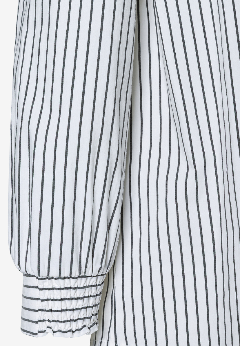 Detailansicht einer gestreiften MORE & MORE Bluse mit elastischen Bündchen. Detailansicht einer gestreiften MORE & MORE Bluse mit elastischen Bündchen.