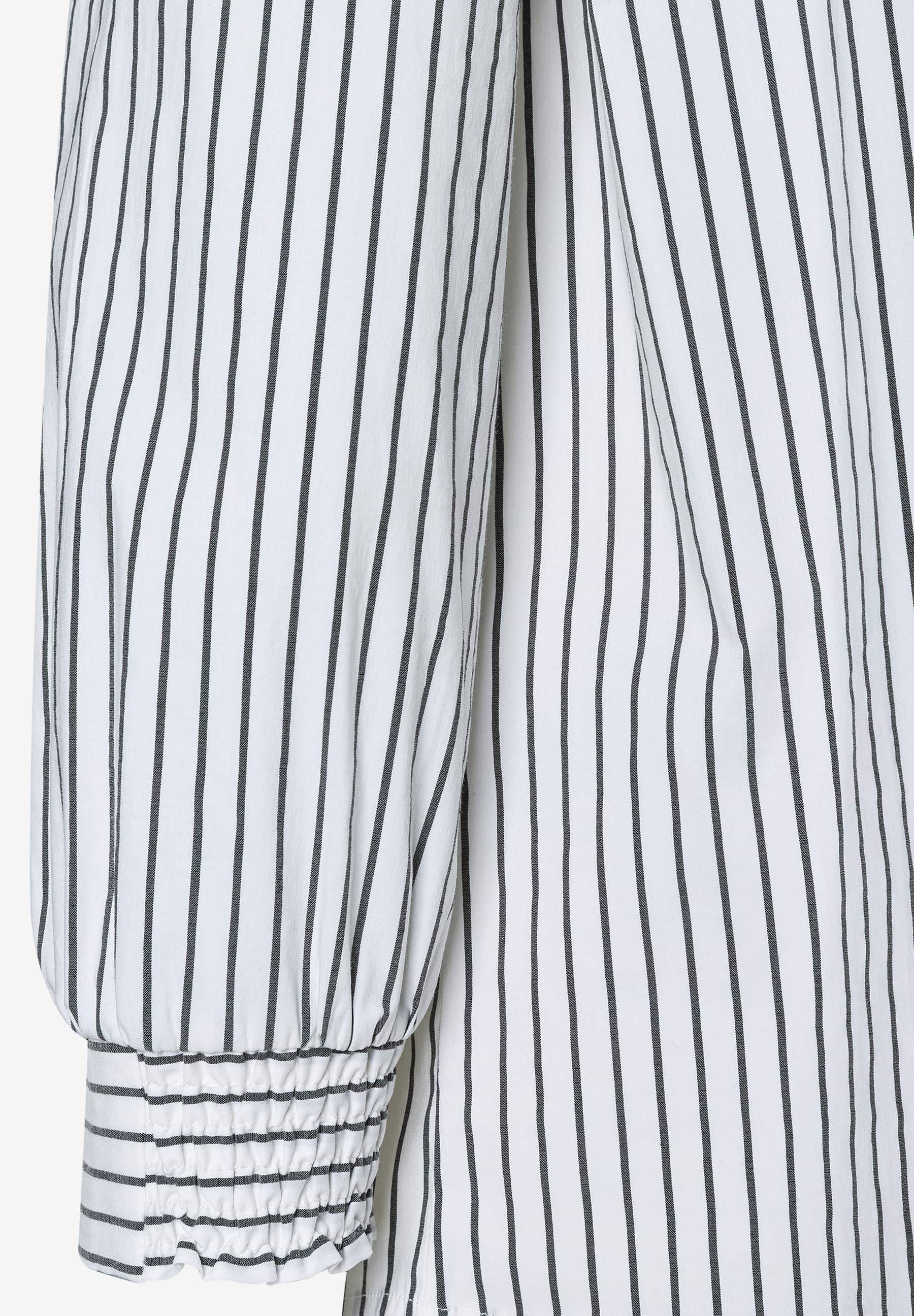 Detailansicht einer gestreiften MORE & MORE Bluse mit elastischen Bündchen. Detailansicht einer gestreiften MORE & MORE Bluse mit elastischen Bündchen.