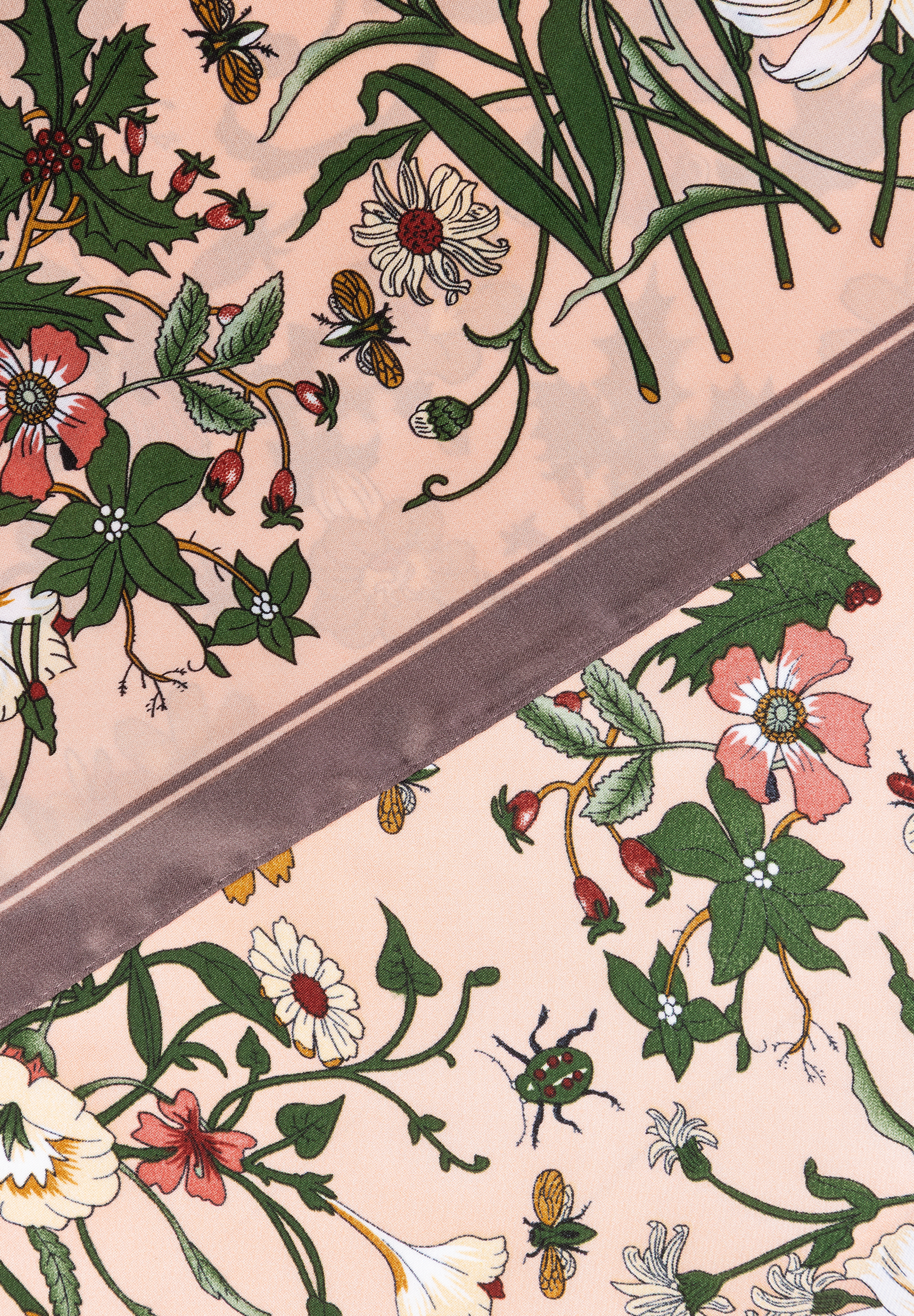 MORE & MORE Accessoire: Detailliertes Blumenmuster mit Insekten auf pfirsichfarbenem Grund und einem diagonalen braunen Streifen. MORE & MORE Accessoire: Detailliertes Blumenmuster mit Insekten auf pfirsichfarbenem Grund und einem diagonalen braunen Streifen.